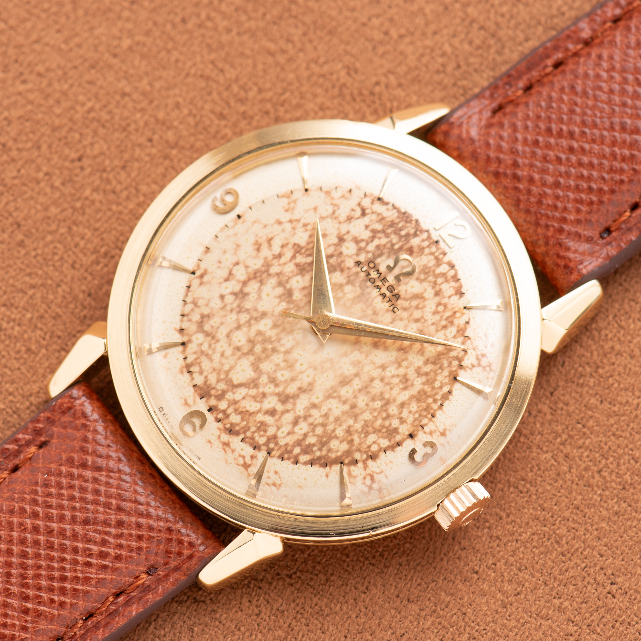 Vue de Omega Automatic Bumper Patina Dial Gold 18K Réf 2710 SC from 1954