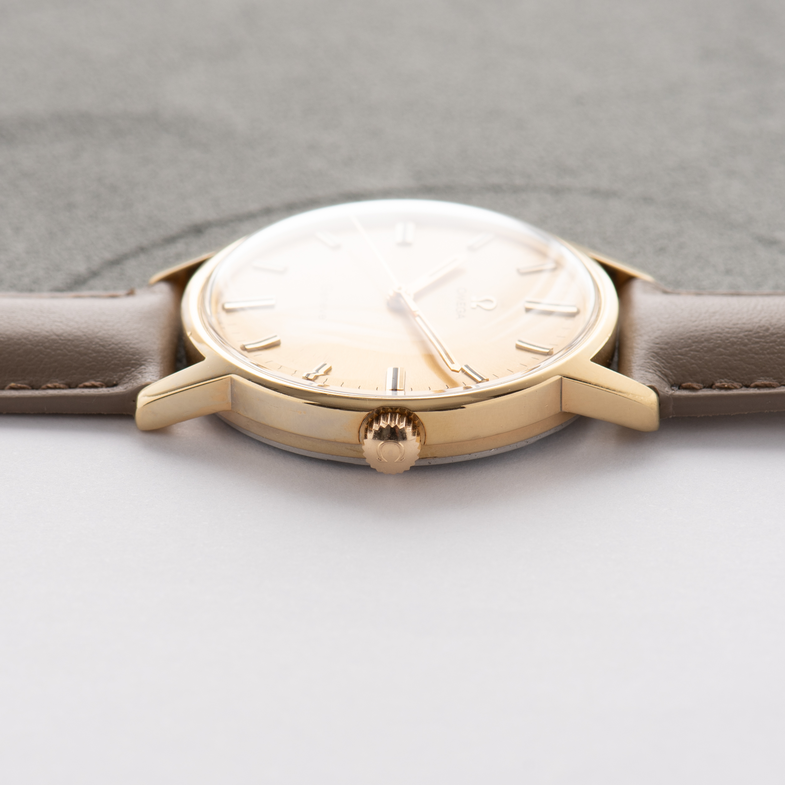 Zicht op Omega Genève Gouden wijzerplaat Ref 135.070 vanaf 1969