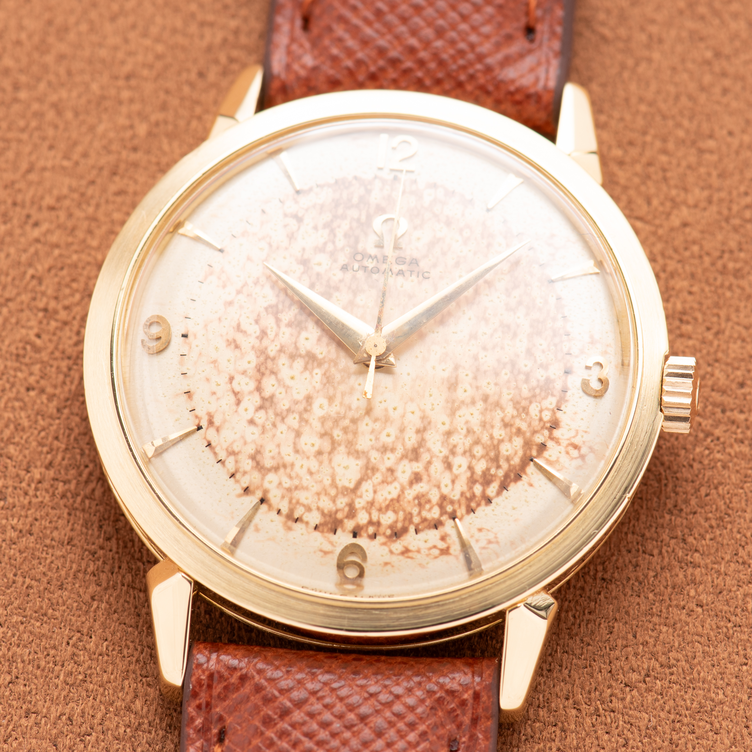Vue de Omega Automatic Bumper Patina Dial Gold 18K Réf 2710 SC from 1954