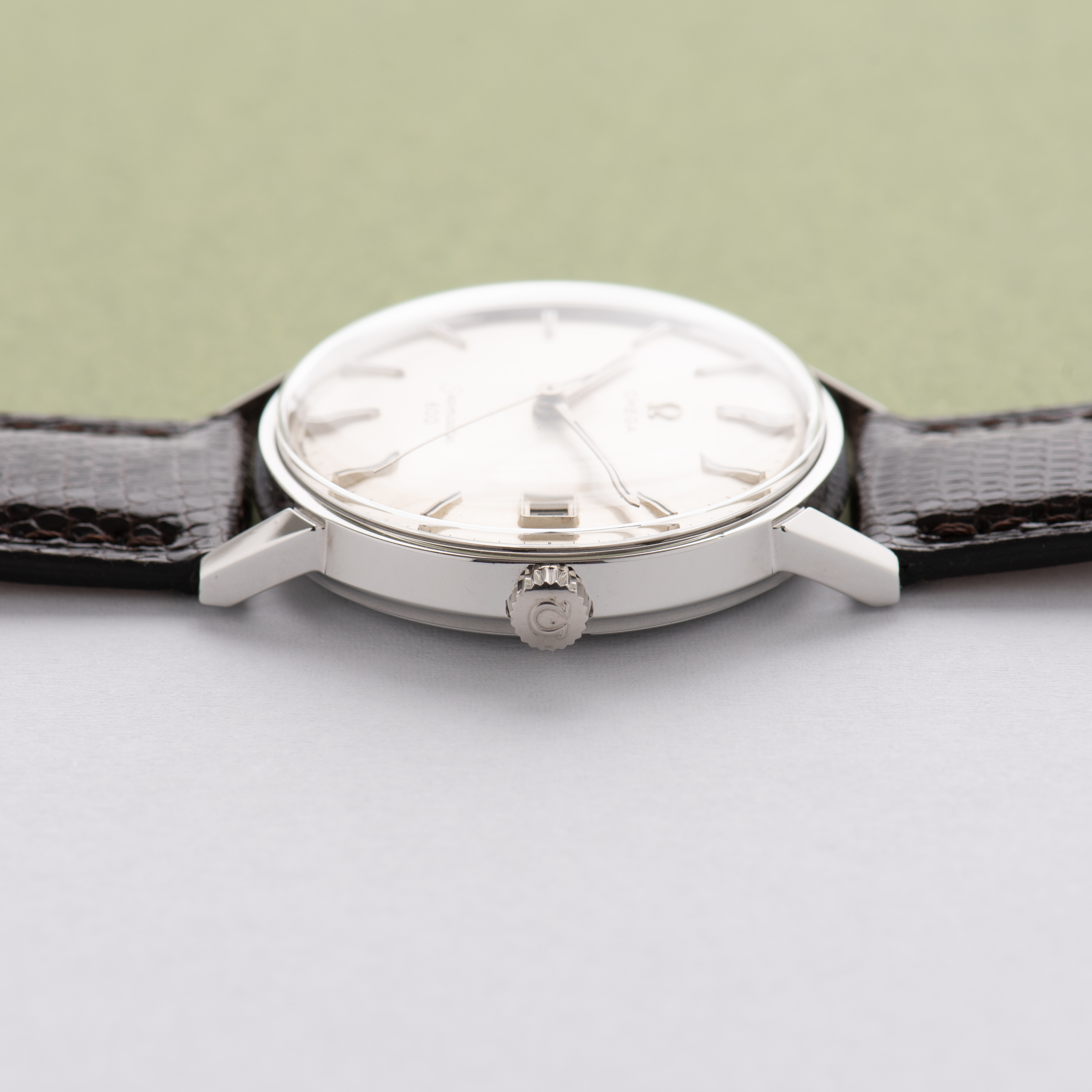 Vue de Omega Seamaster 600 date from 1966 réf 136.011