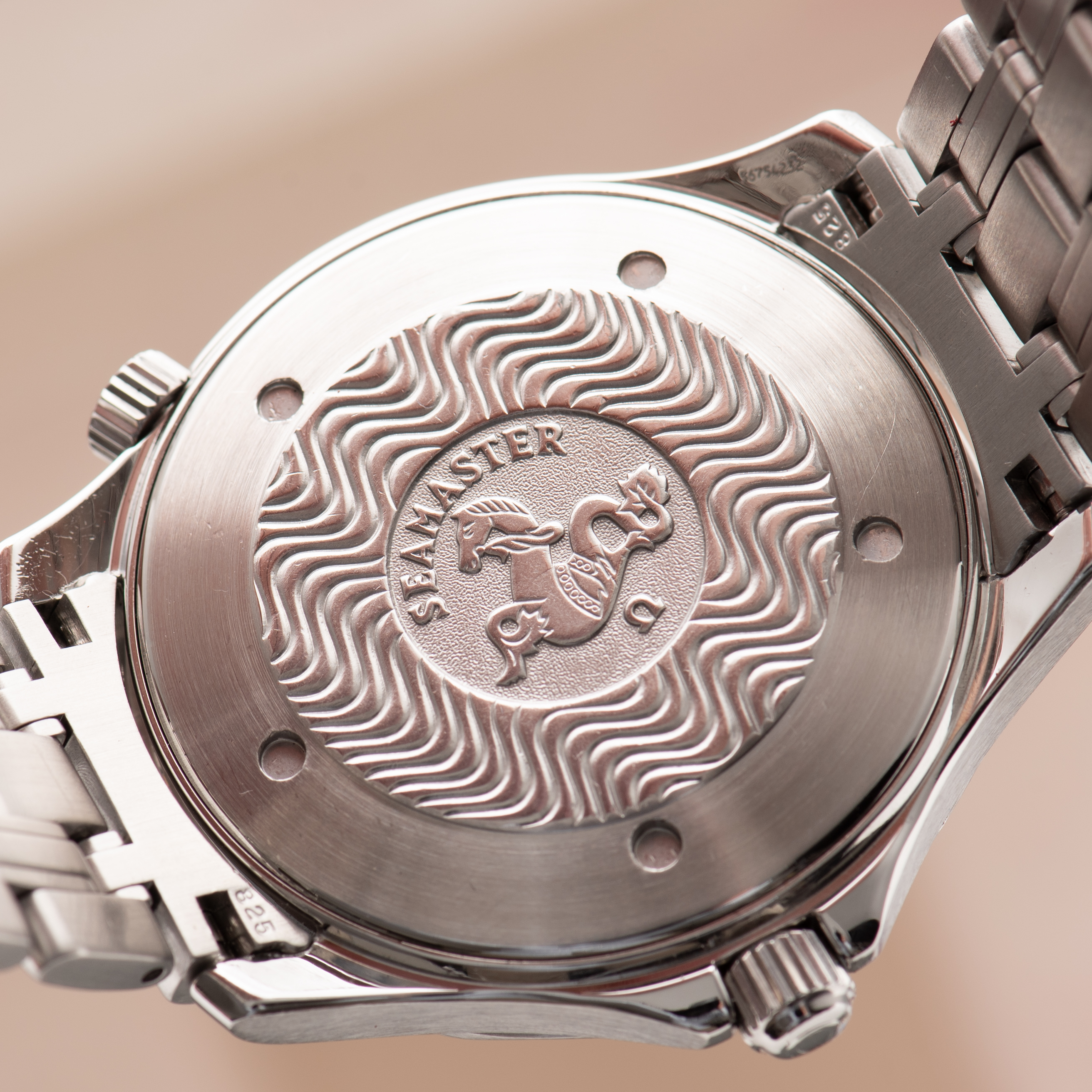 Zicht op Omega Seamaster Diver 300M "James Bond" Réf 2541.80.00 from 2000 Full Set