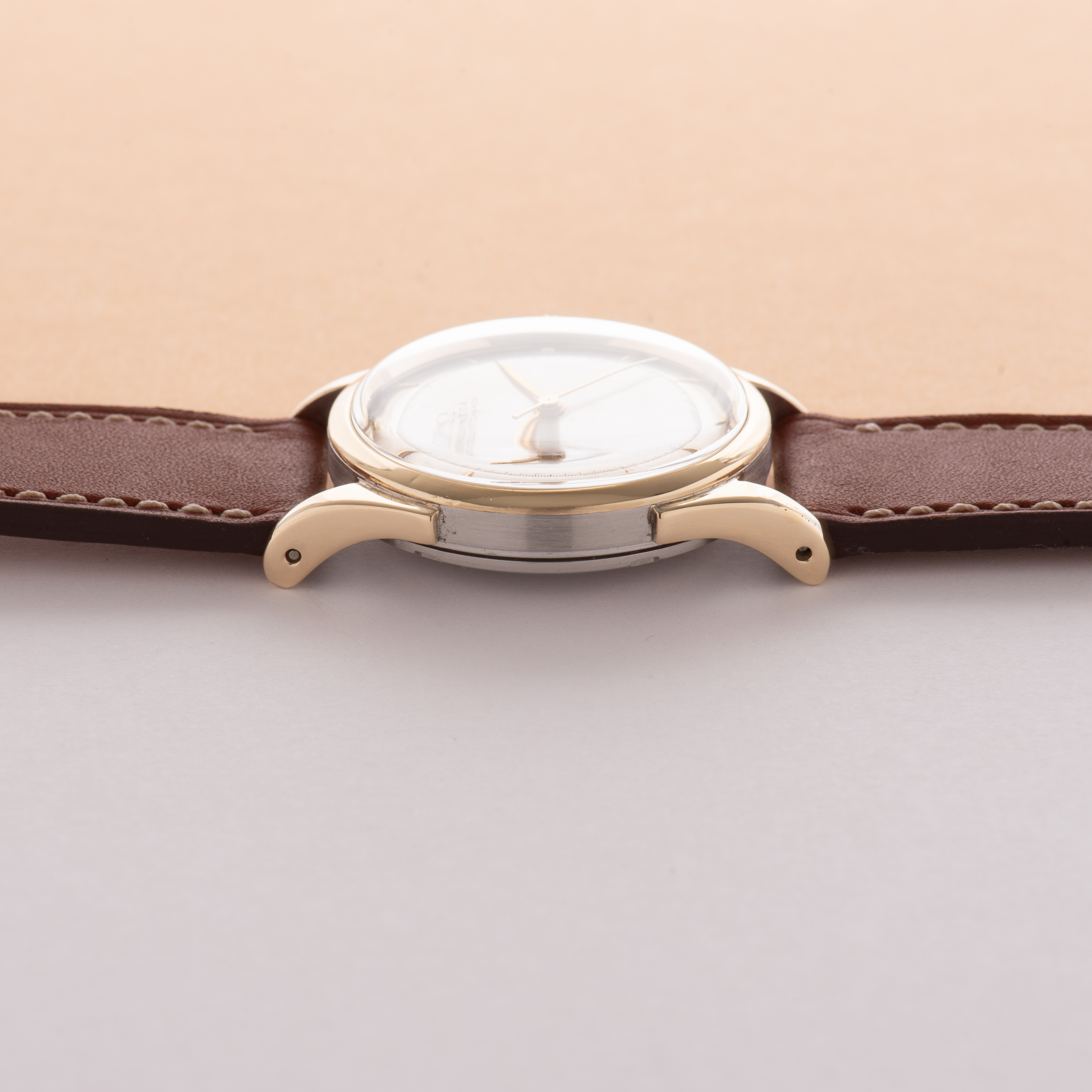 Vue de Omega Automatic Bumper cal 28.10 réf 2438-4 from 1947