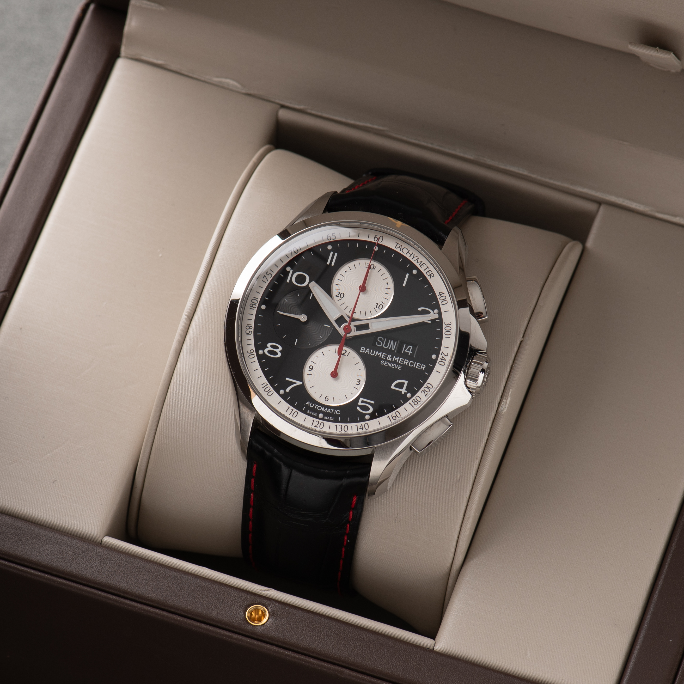 Zicht op Baume & Mercier Genève Clifton Racing Club Chronographe réf M0A10372 Full Set