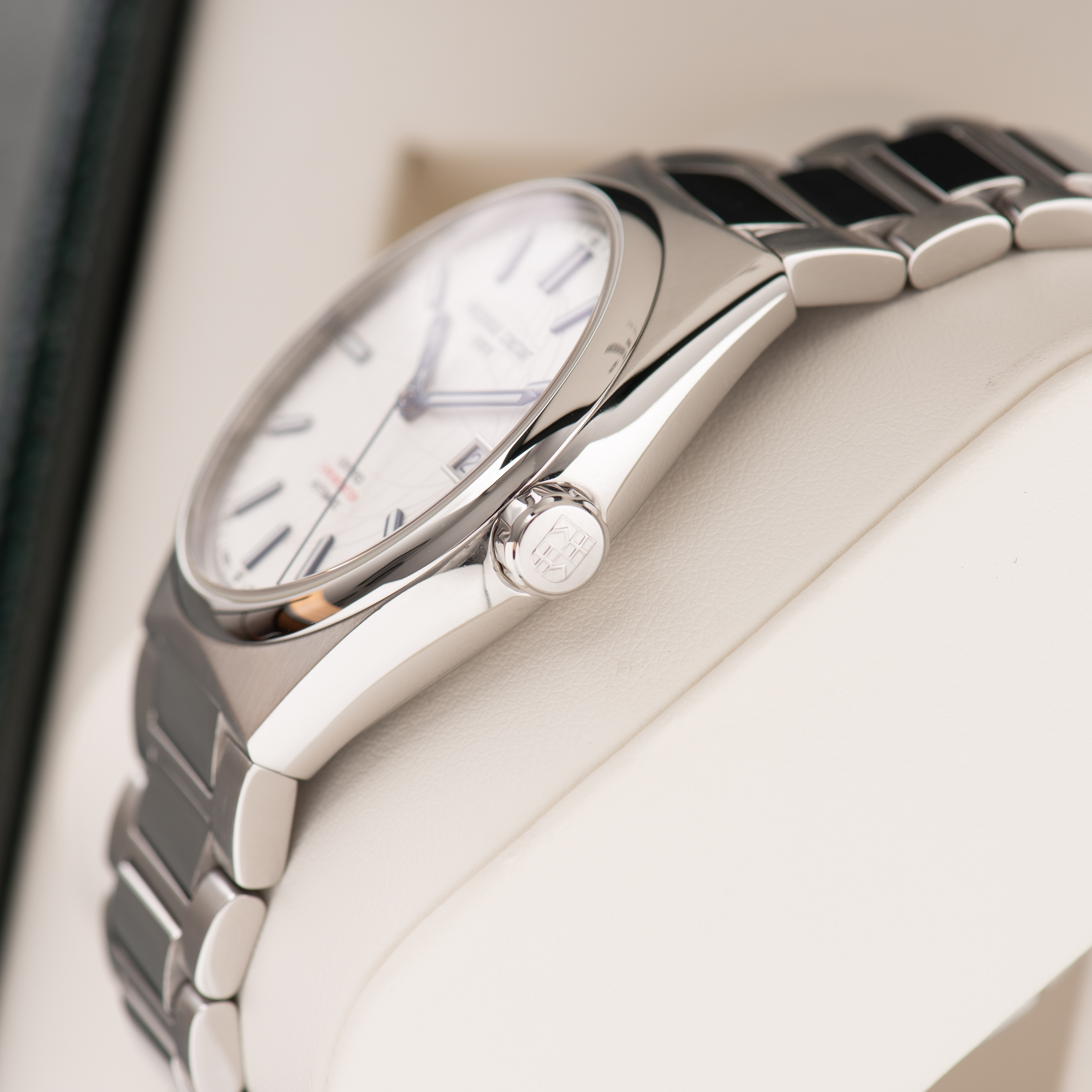 View of Frederique Constant Highlife Automatic White dial réf FC-303S3NH26B Full set