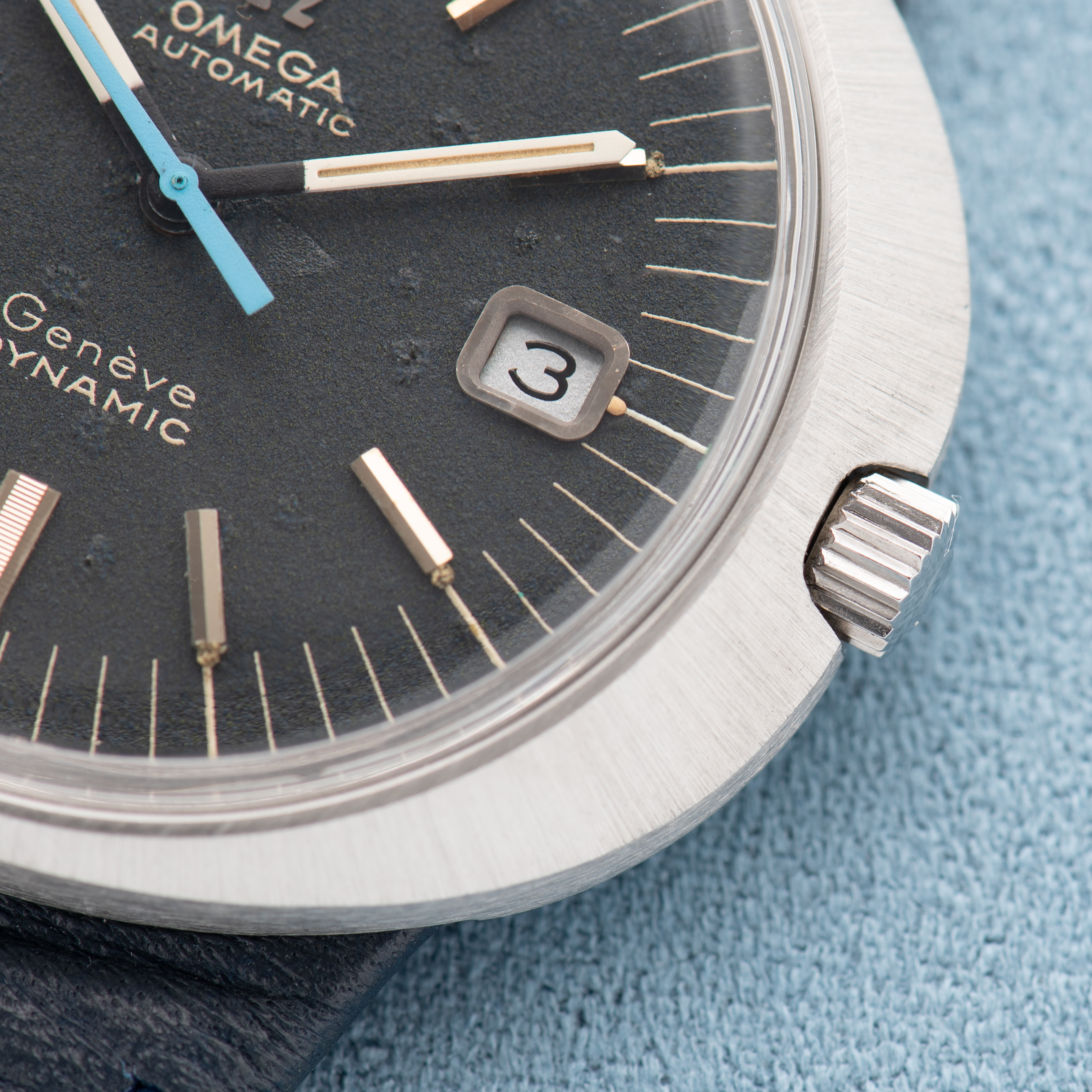 Zicht op Omega Geneva Dynamic Automatic Black Dial uit 1968 Ref 166.039