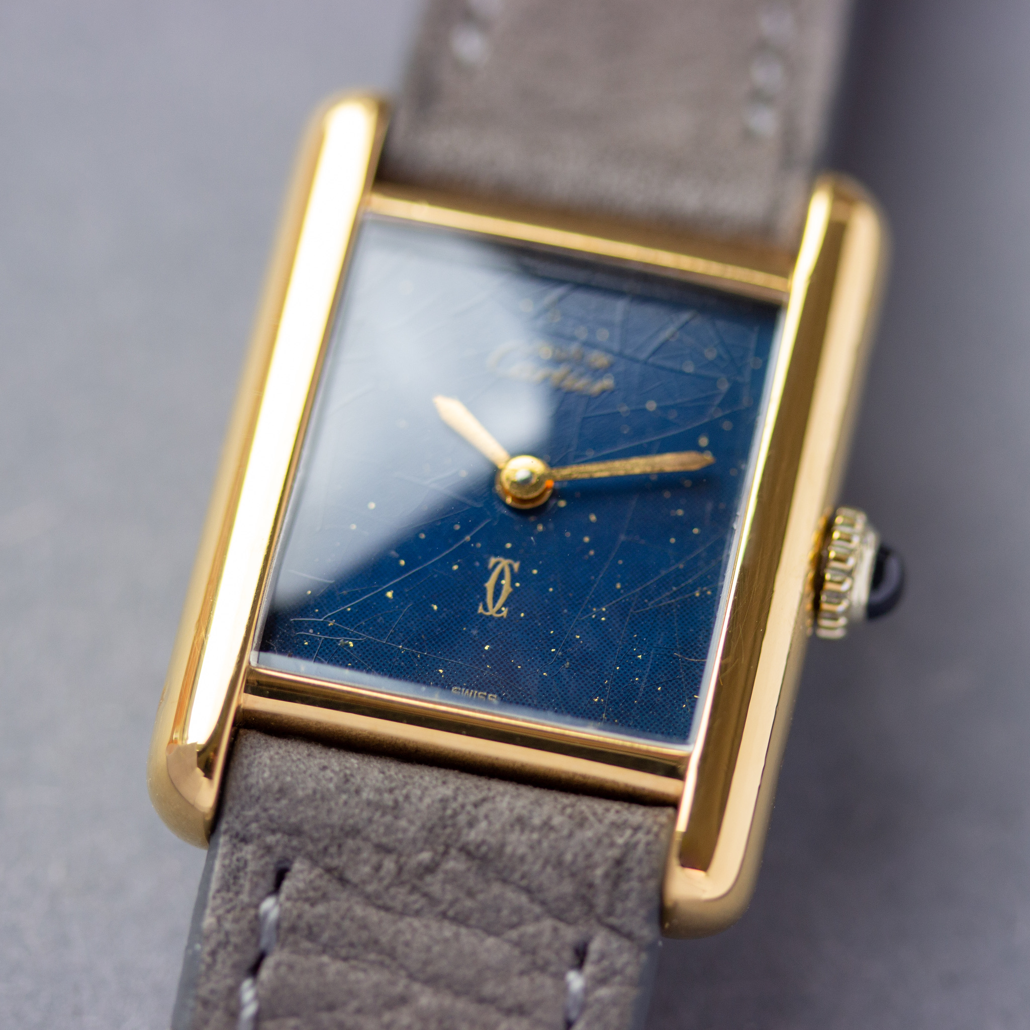 Zicht op Tank Must by Cartier Vermeil "Lapis Lazuli" wijzerplaat
