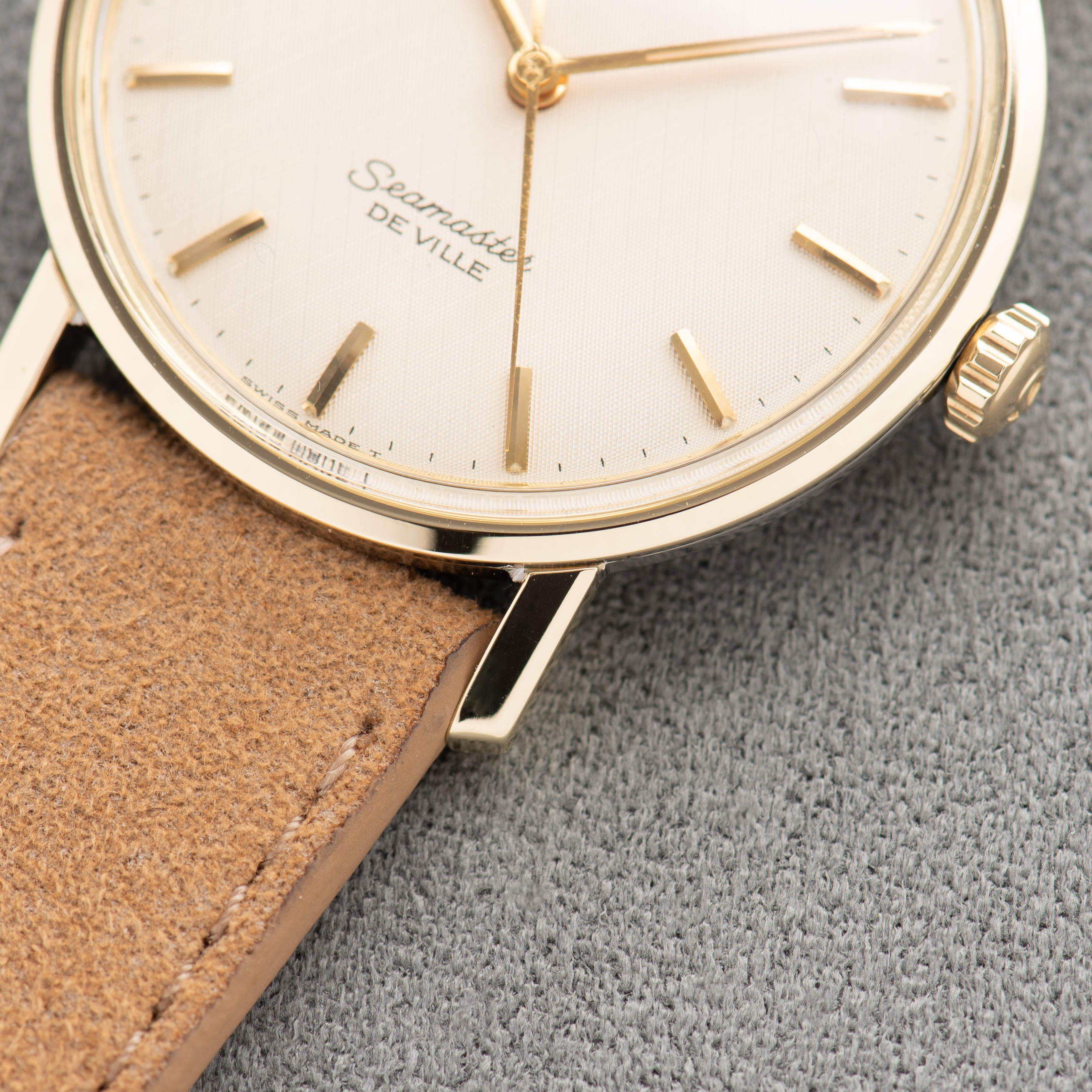 Zicht op Omega Seamaster De Ville "Linnen Dial" Cream Gold/Steel Ref 135.020 vanaf 1964