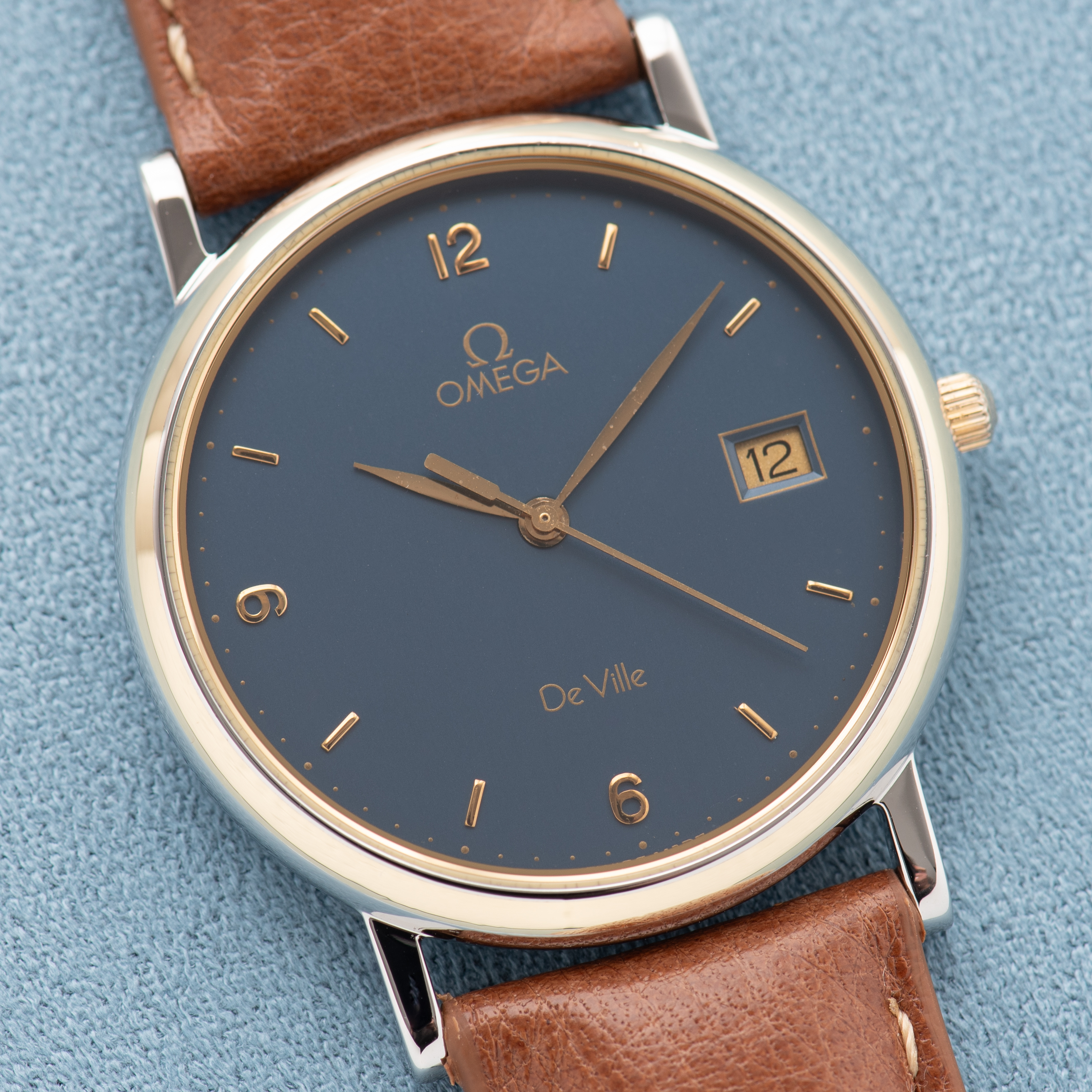 Zicht op Omega De Ville Quartz Gold Steel Blue Dial Ref 196.2430 vanaf 1990