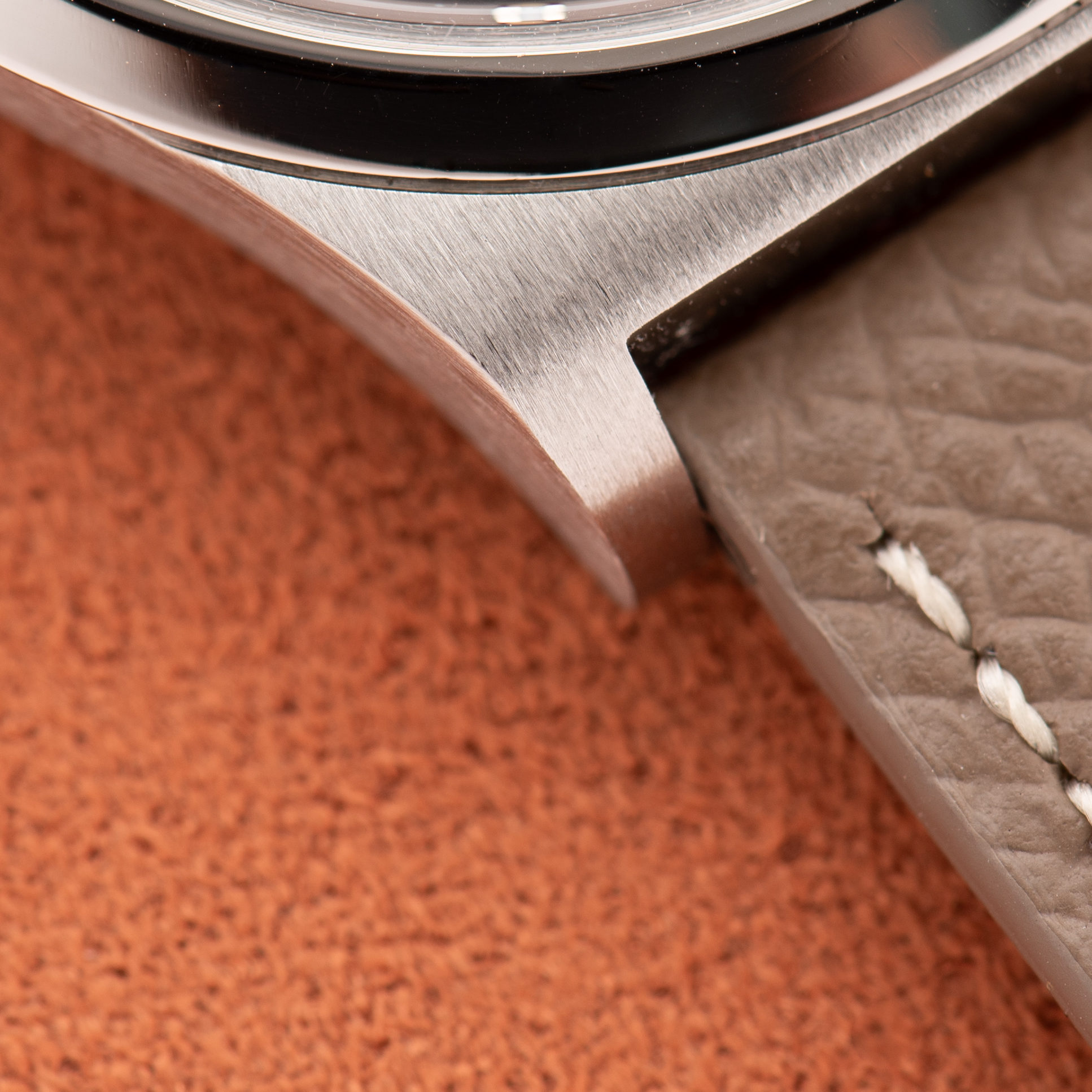 Zicht op Omega Genève Mécanique Date Brown Dial Réf 136.0102 from 1974