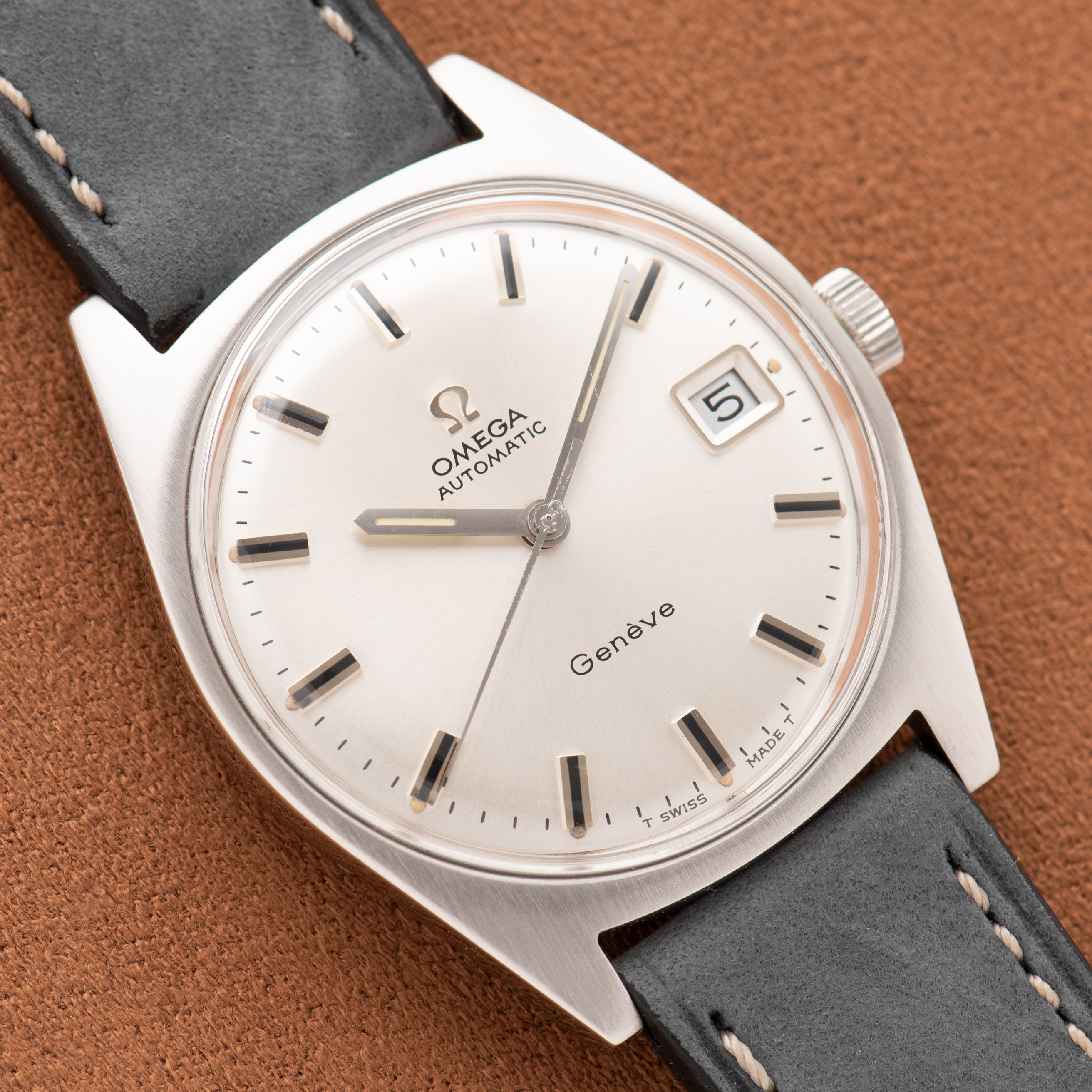 Zicht op Omega Automatic Genève Silver Dial ref 166.041 uit 1969