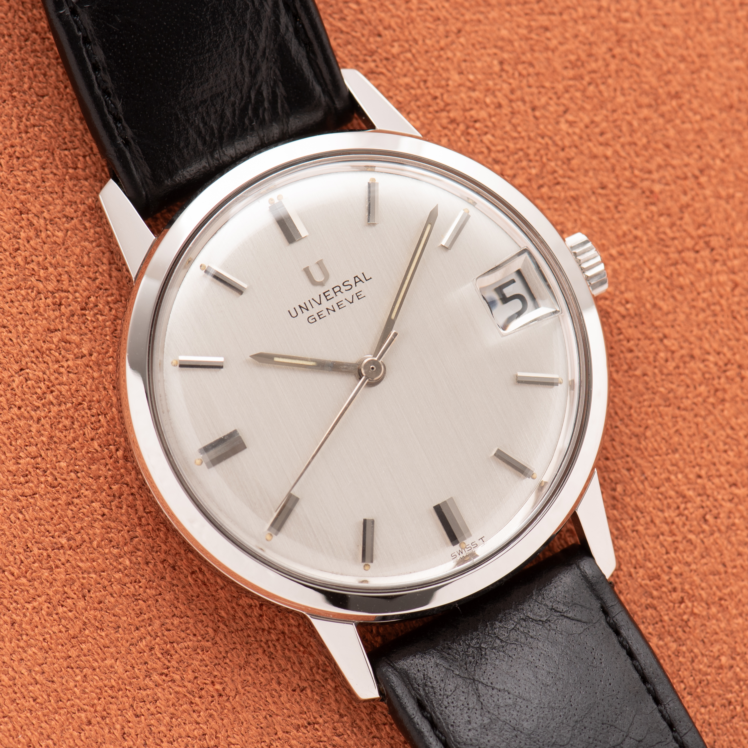 Vue de Universal Geneve Mécanique Date Silver Dial NOS réf 857100/02