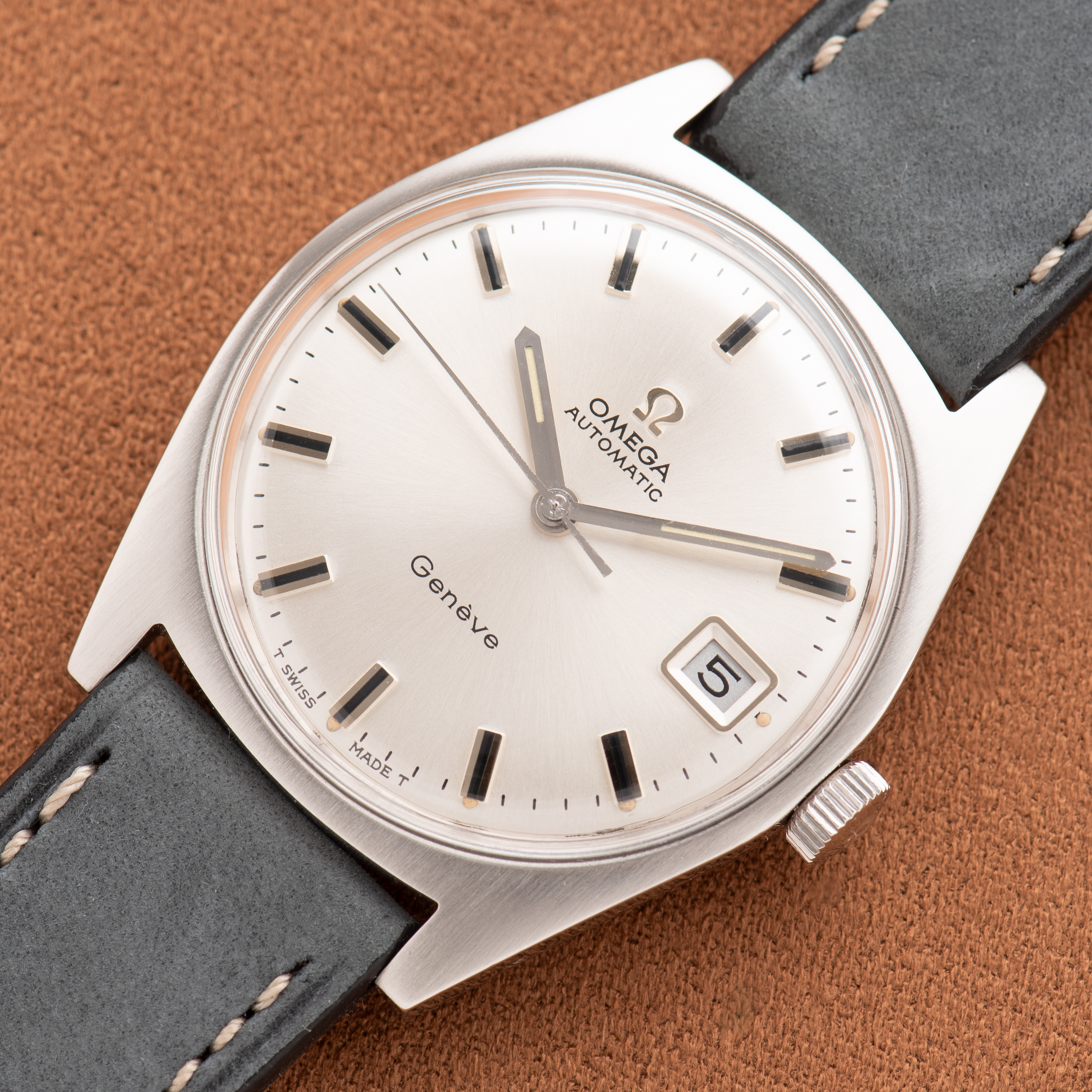 Zicht op Omega Automatic Genève Silver Dial ref 166.041 uit 1969