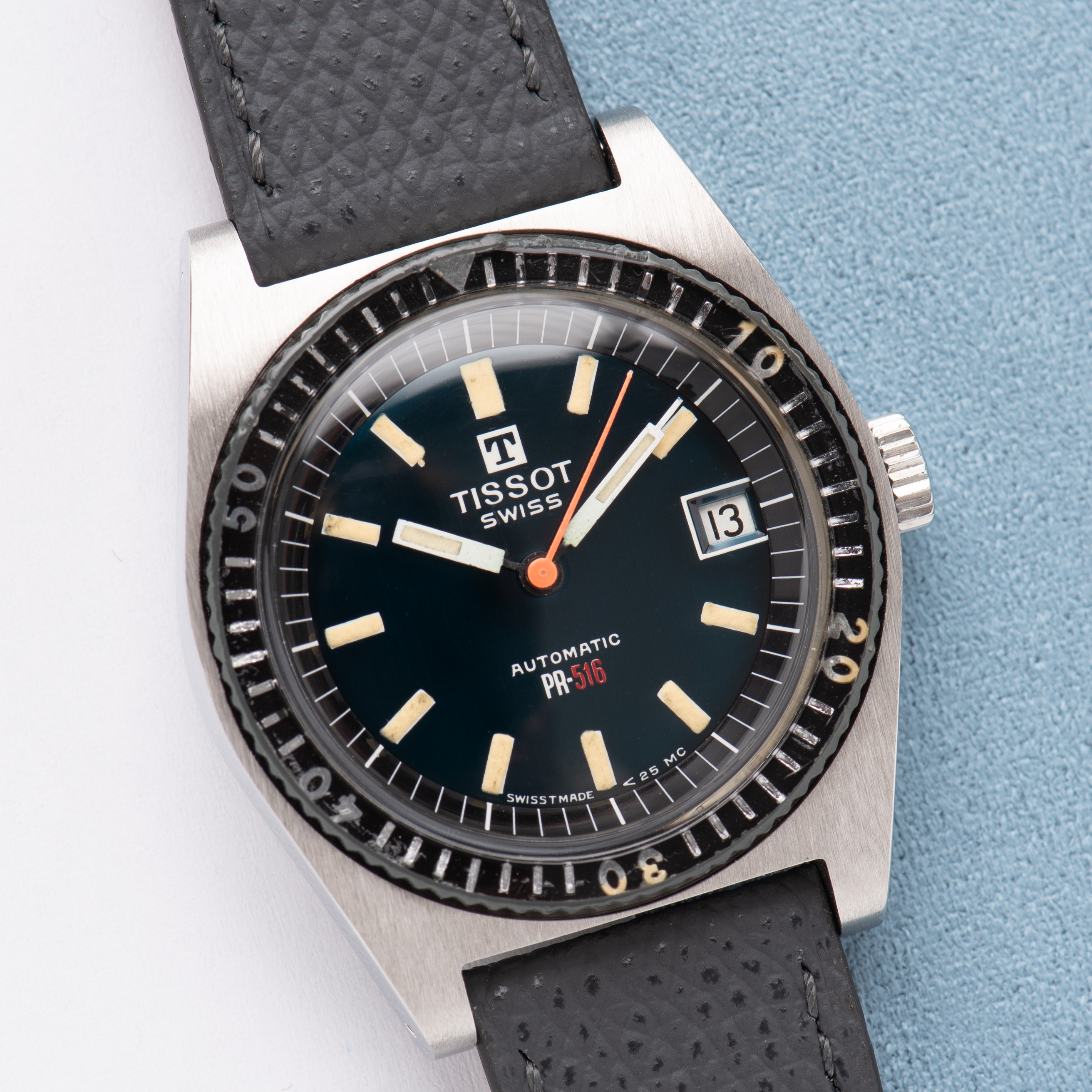 Zicht op Tissot Swiss Automatic PR516 RARE Édition « Roger Moore » réf 44622-7X