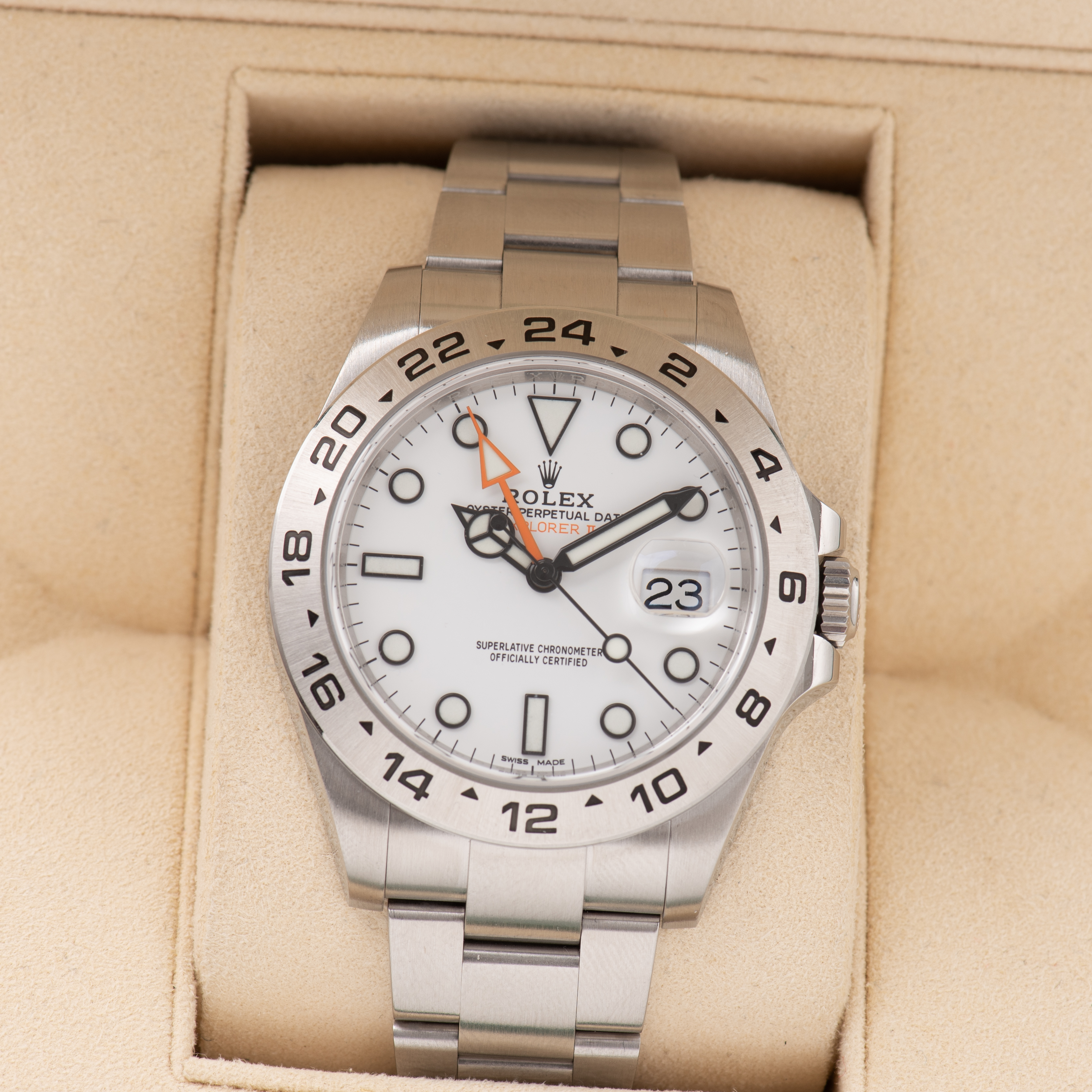 Zicht op Rolex Explorer II White dial réf 216570 from 2018 Full set