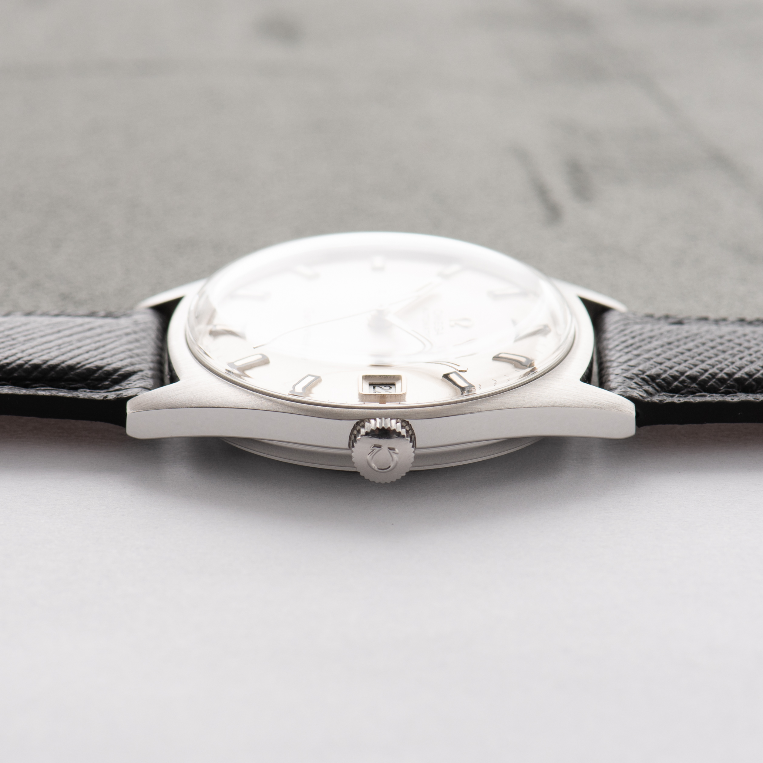 Zicht op Omega Automatic Genève Silver Dial/Steel Index réf 166.041 from 1969