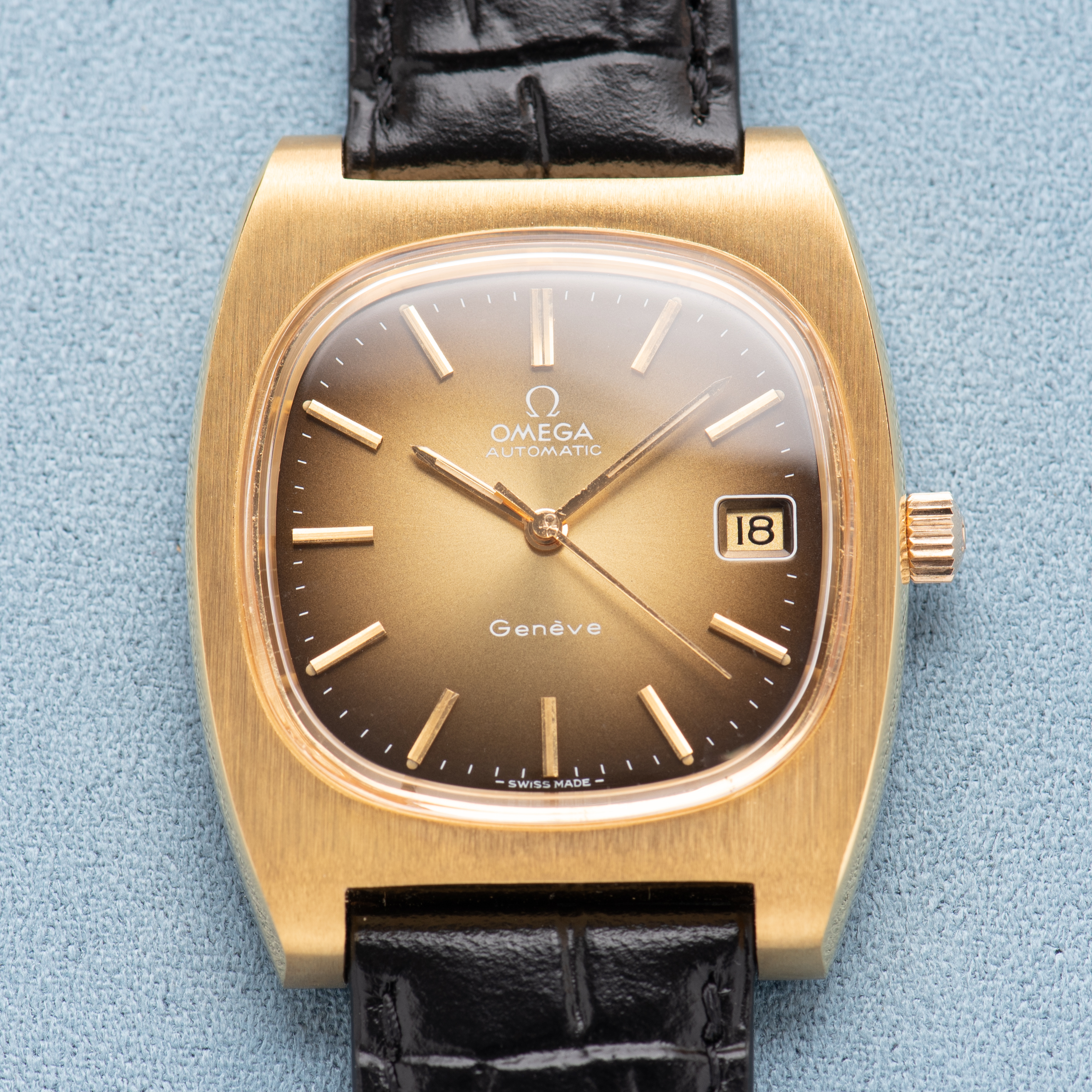 Zicht op Omega Genève Automatic Date Gold Plated – Calibre 1012 – Réf. 166.0190 – 1973