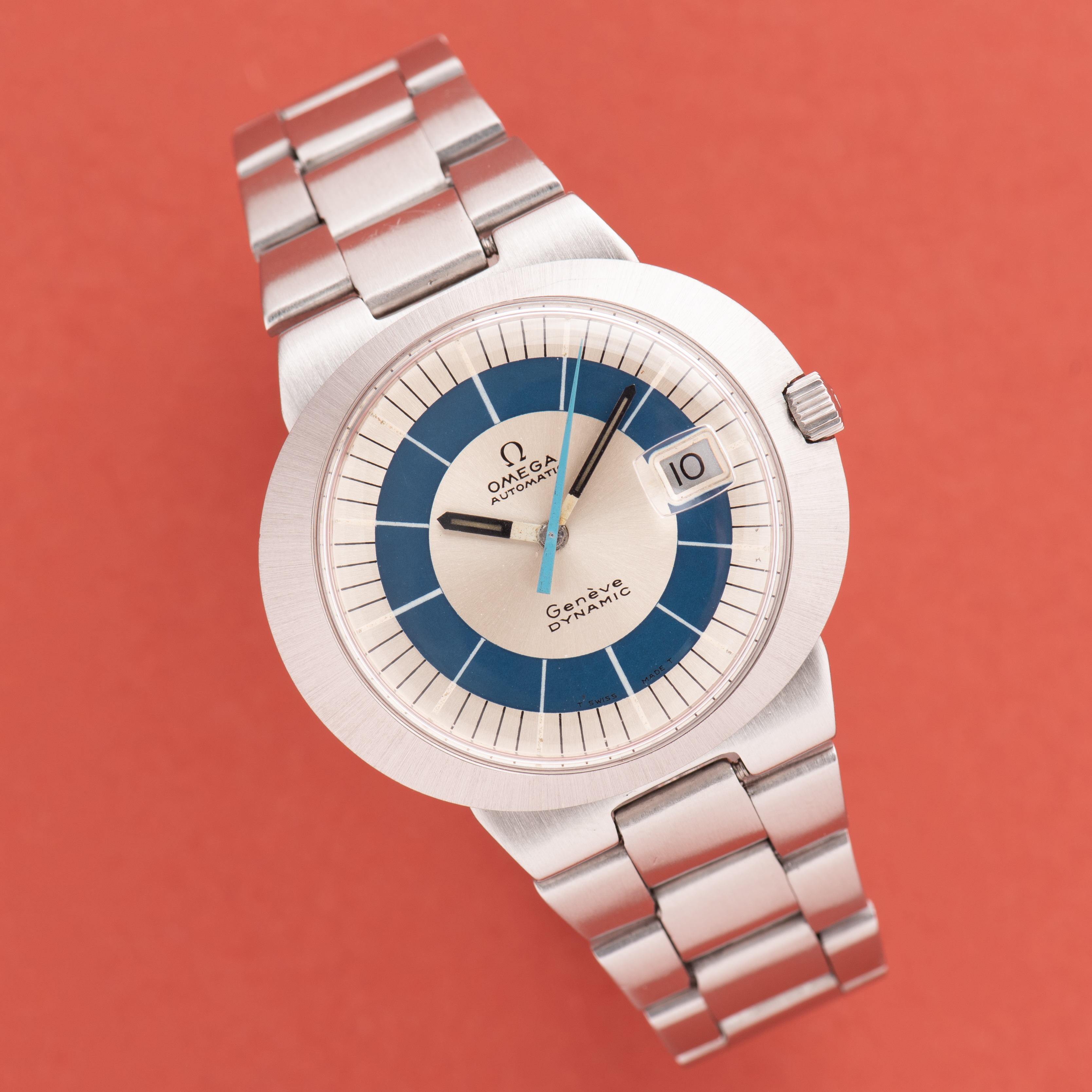 Zicht op Omega Genève Dynamic Automatic Blue Dial uit 1968 Ref 166.039