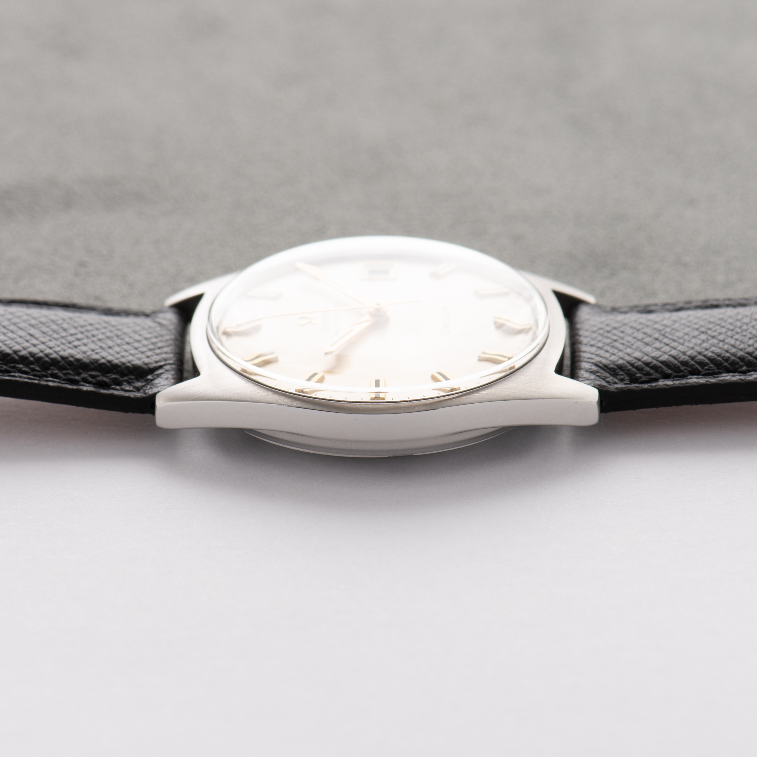 Zicht op Omega Automatic Genève Creme Dial réf 166.041 from 1968