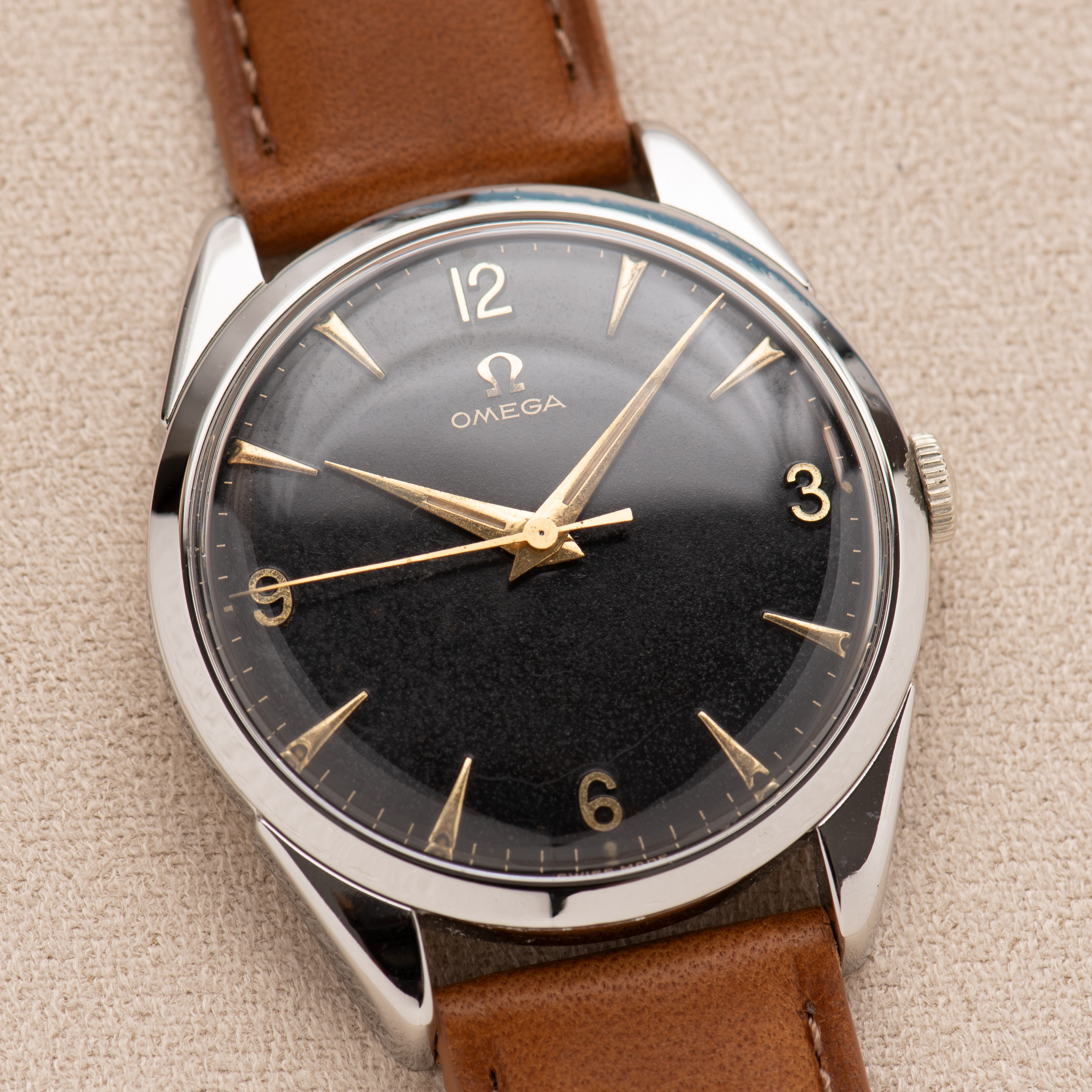 Zicht op Omega Second Center Patina Black Dial ref 2910-2 SC uit 1956