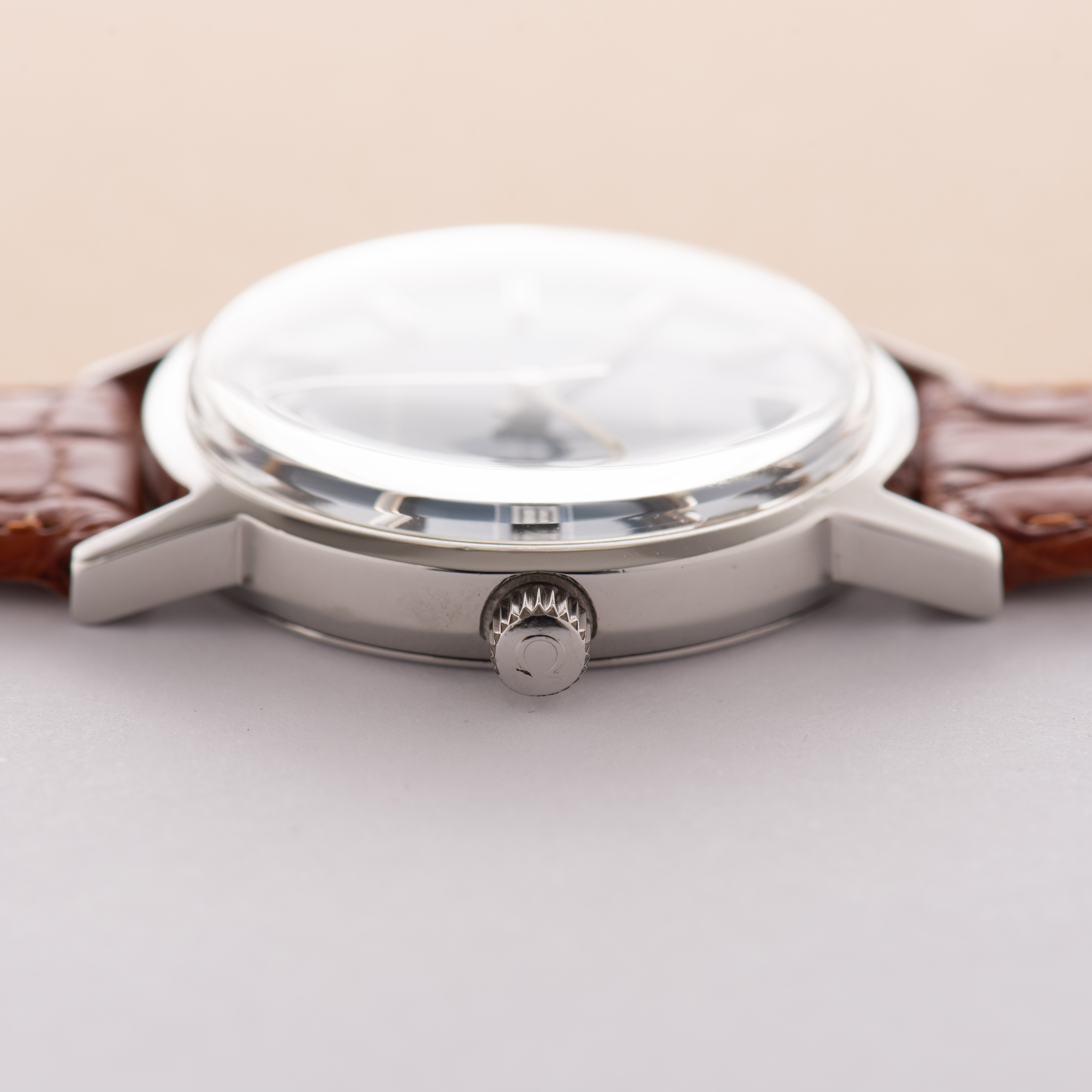 Vue de Omega Genève Date blue dial réf 136.0104 from 1972