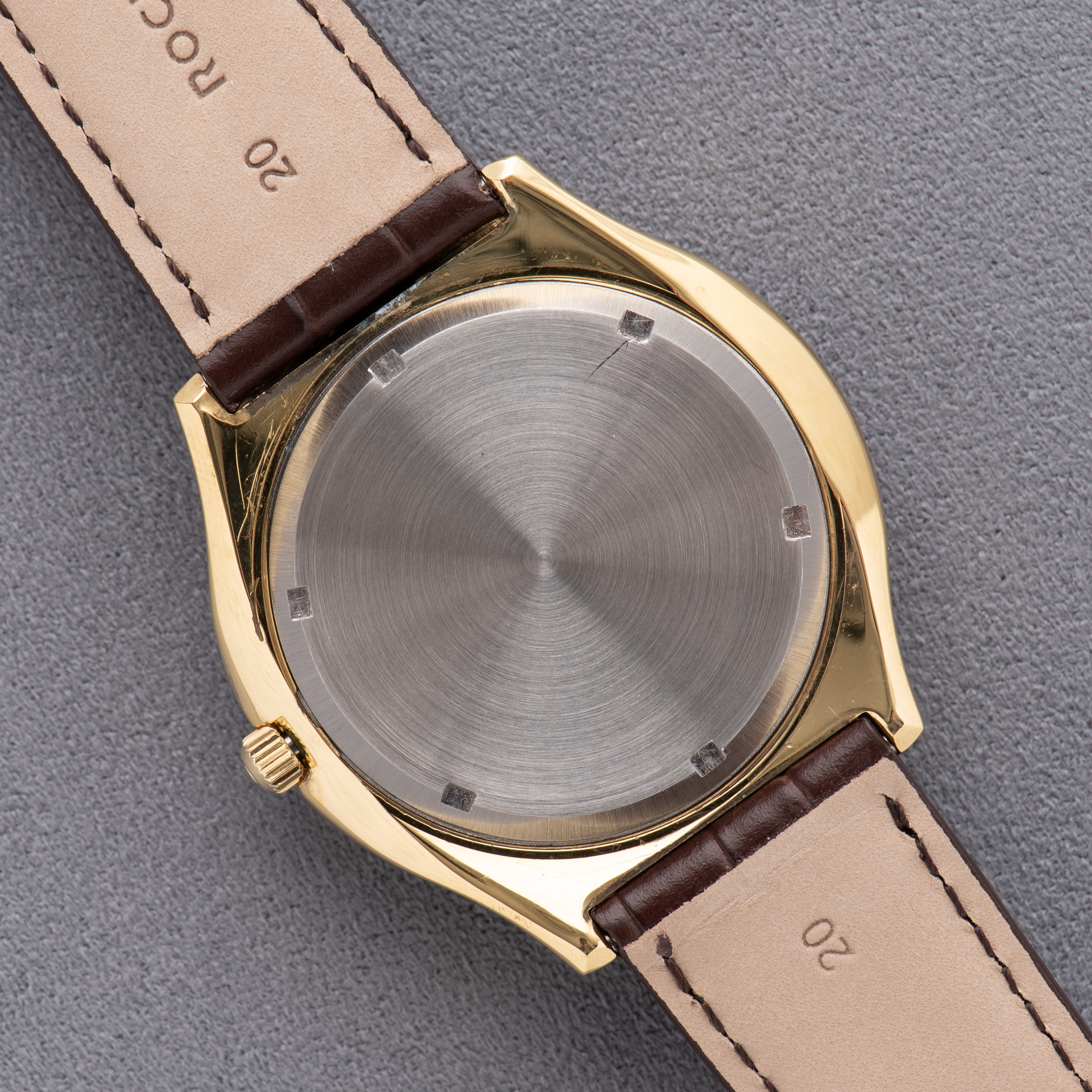 Zicht op Omega Electronic F300 Hz Chronometer Gouden wijzerplaat Ref 198.021