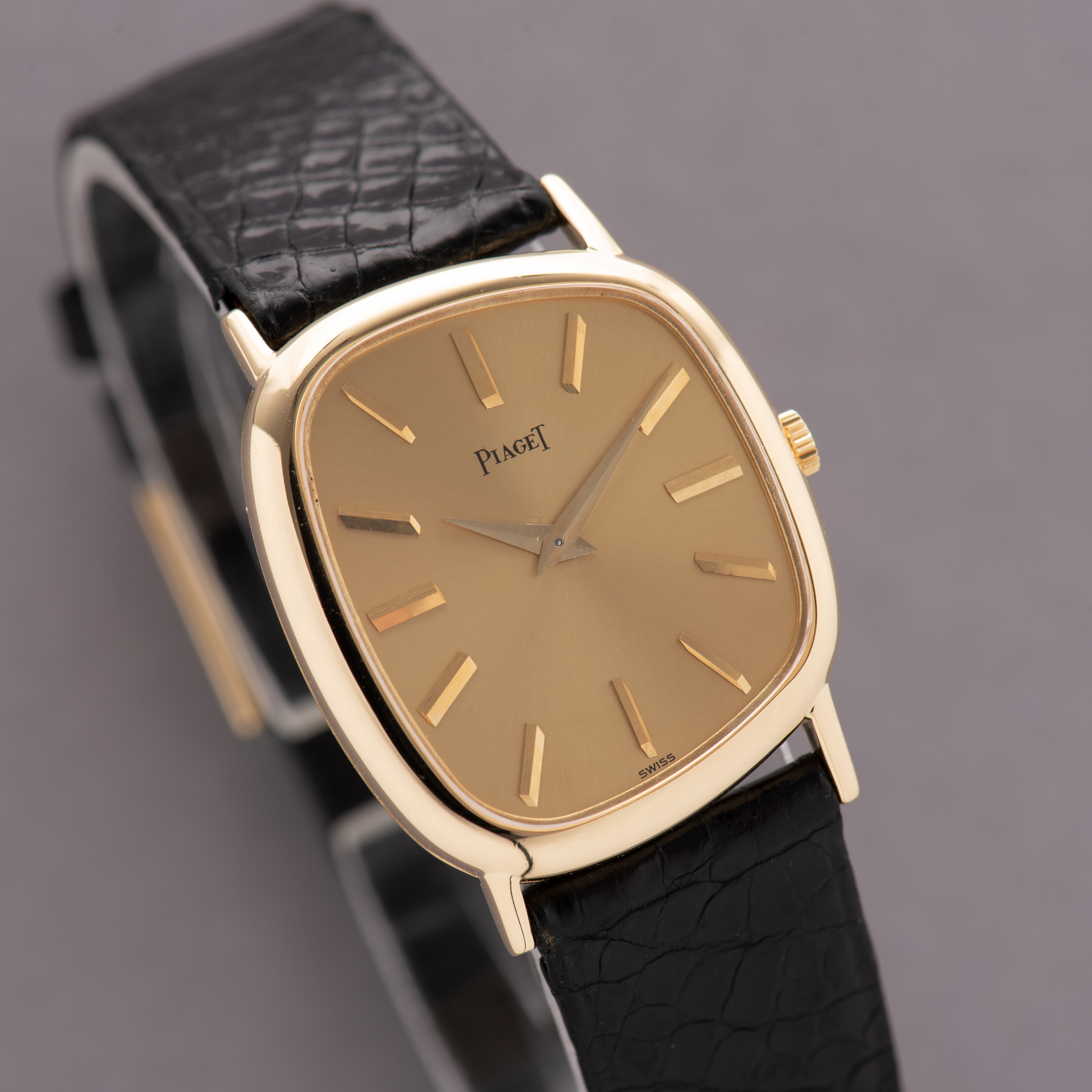 Vue de Piaget "asymétrique" gold 18K réf 9467 cal 9P