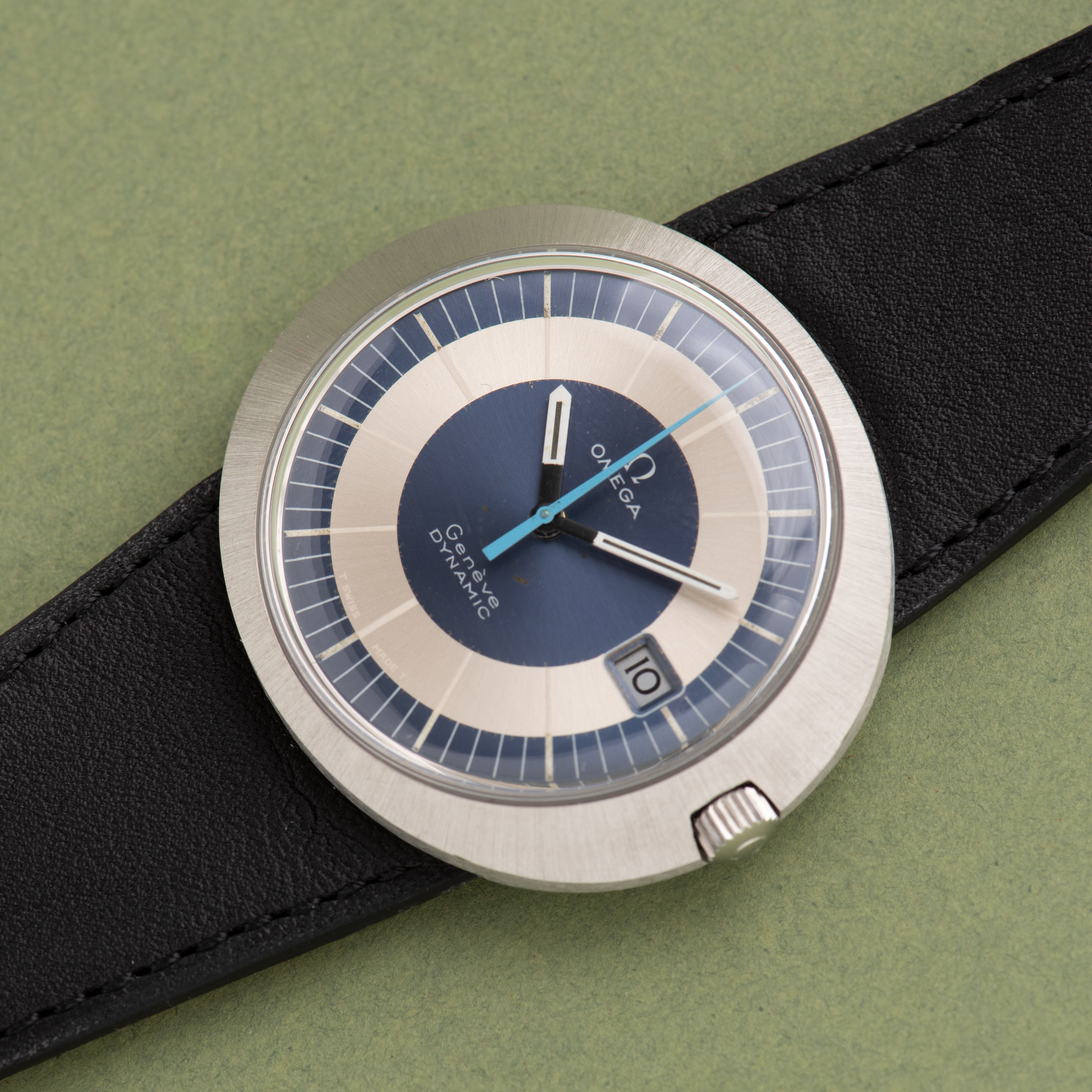 Zicht op Omega Geneva Dynamische blauwe/witte wijzerplaat Ref 135.333 vanaf 1970