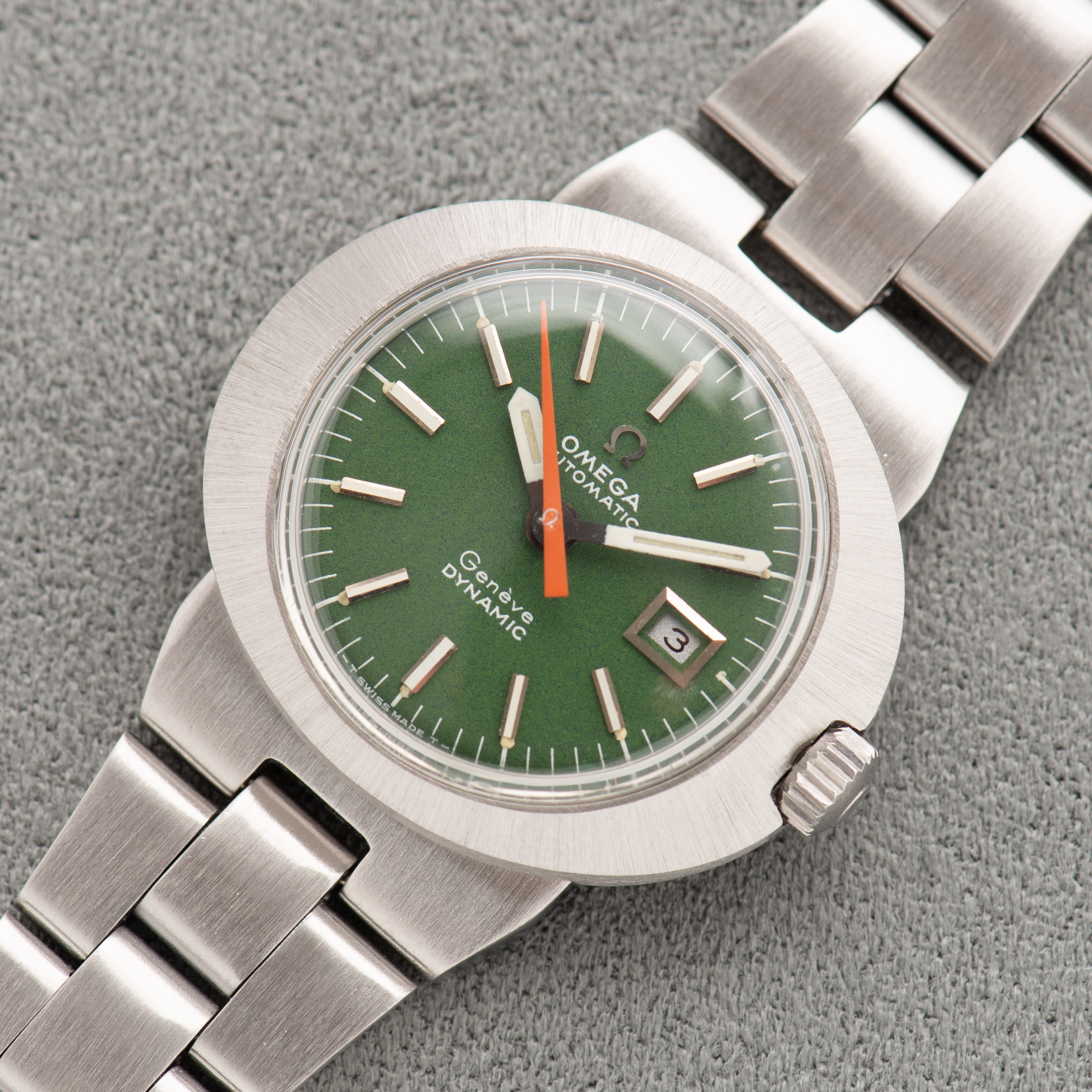 Zicht op Omega Automatic Genève Dynamic Date Green dial Réf 566.015 from 1969 Woman watch