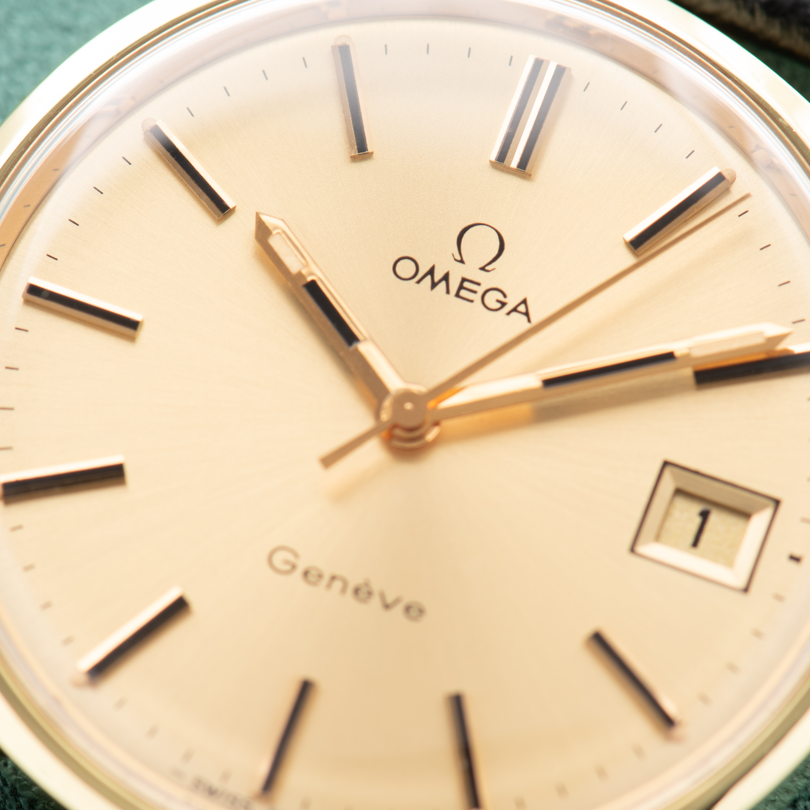 Zicht op Omega Genève Gouden wijzerplaat Ref 136.0099 uit 1972