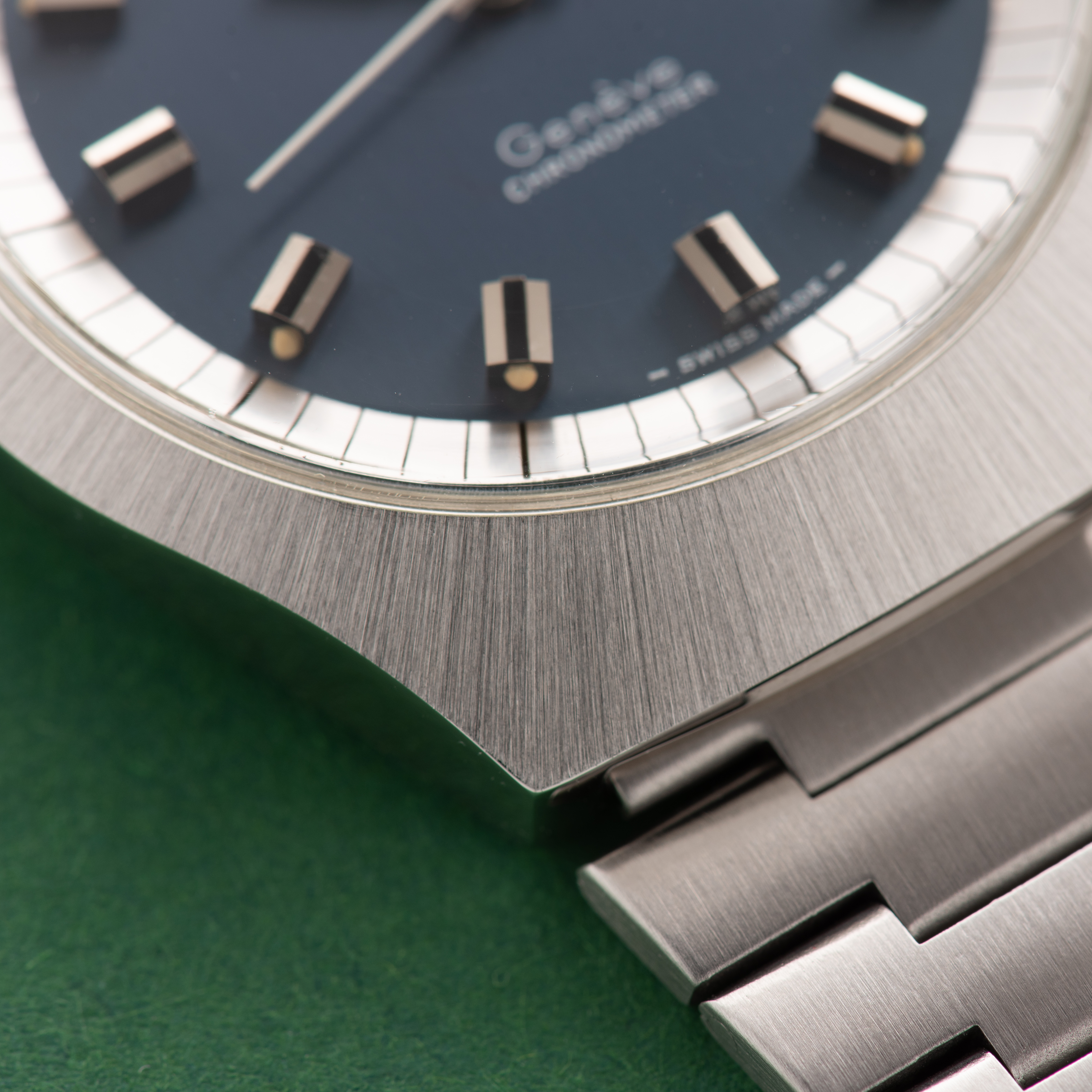 Zicht op Omega Electronic F300 Hz Genève Chronometer Blue dial Réf 198.021 from 1973
