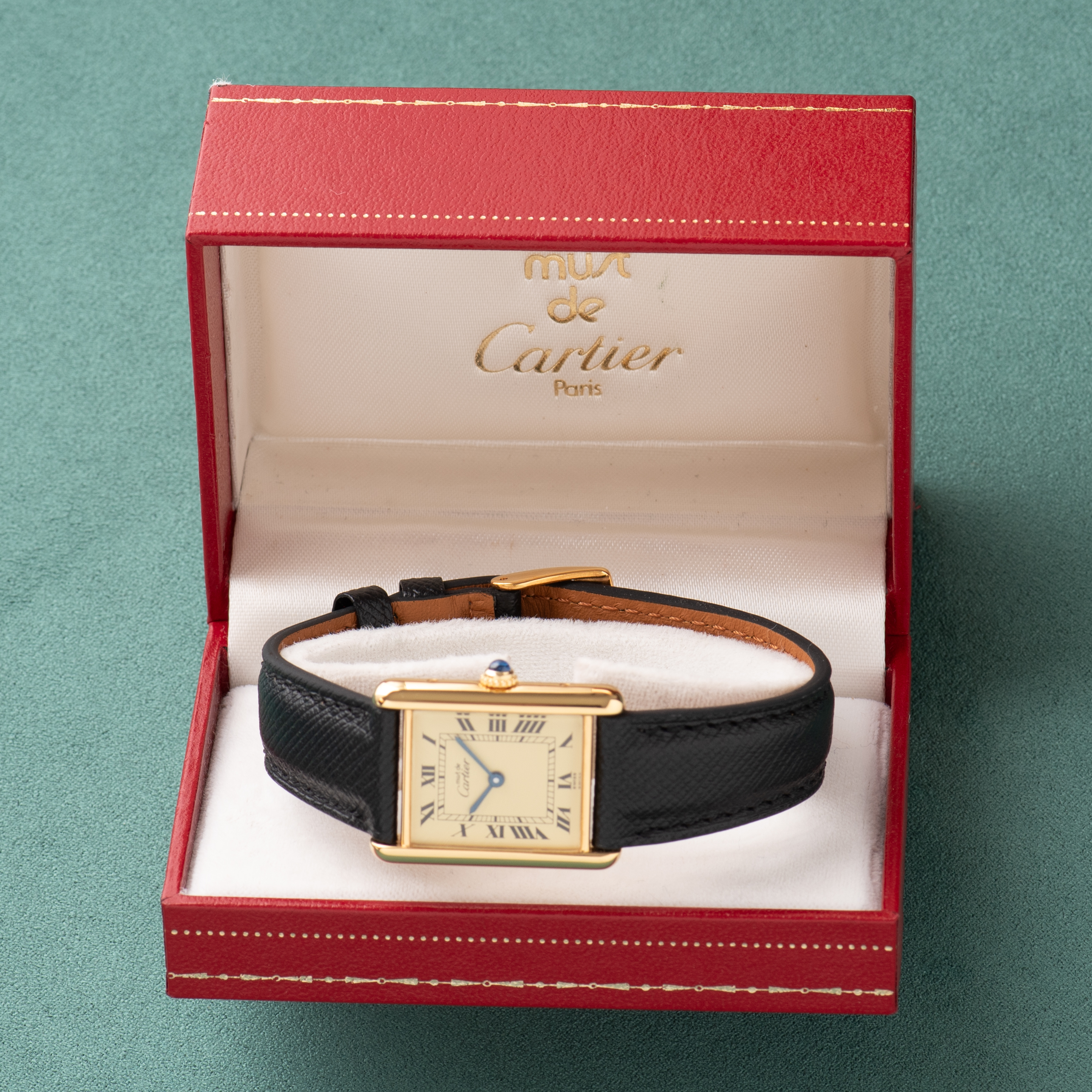 Zicht op Cartier Tank De Must Vermeil GM Lemon Roman dial Ref 590005 vanaf 1980-1990