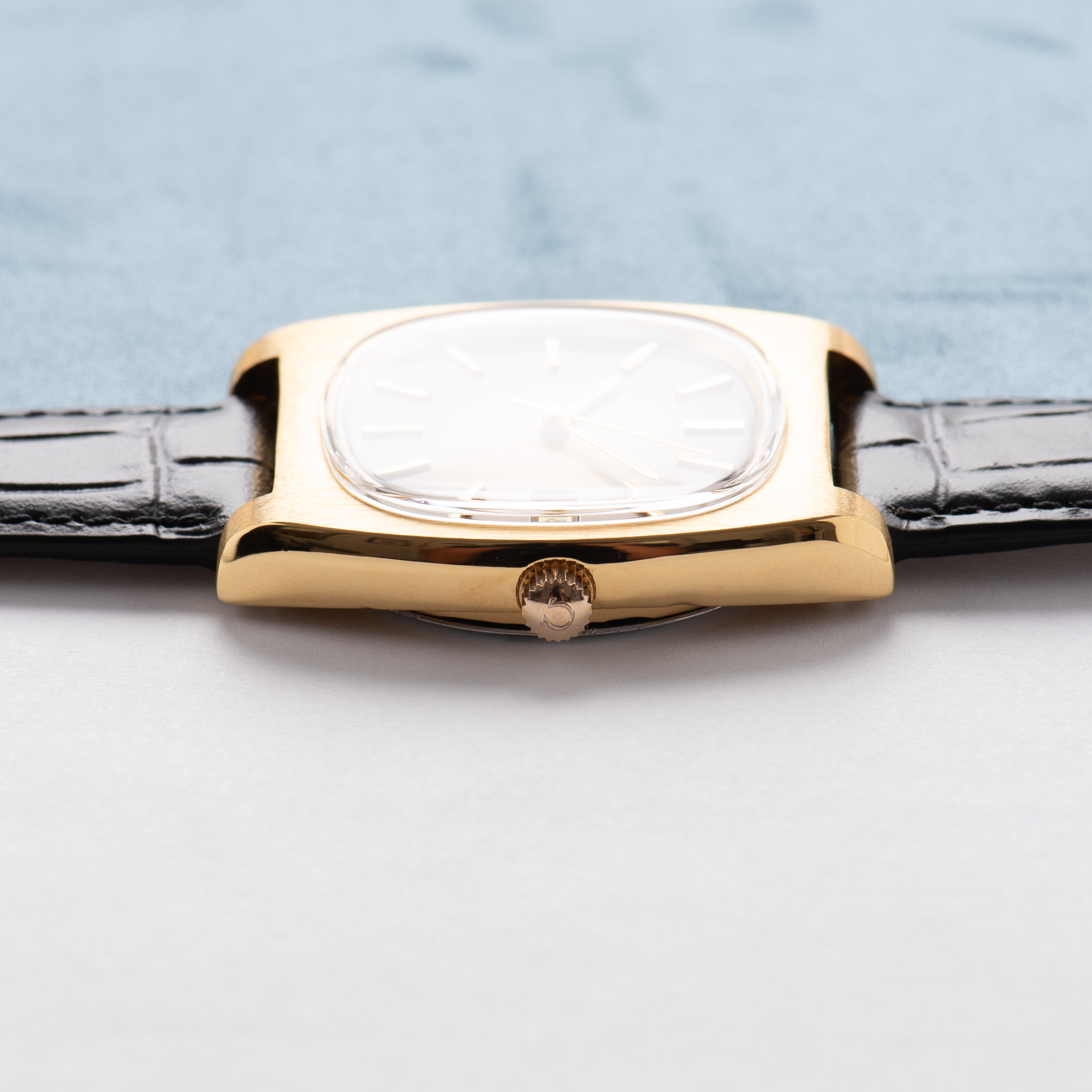 Zicht op Omega Genève Automatic Date Gold Plated – Calibre 1012 – Réf. 166.0190 – 1973