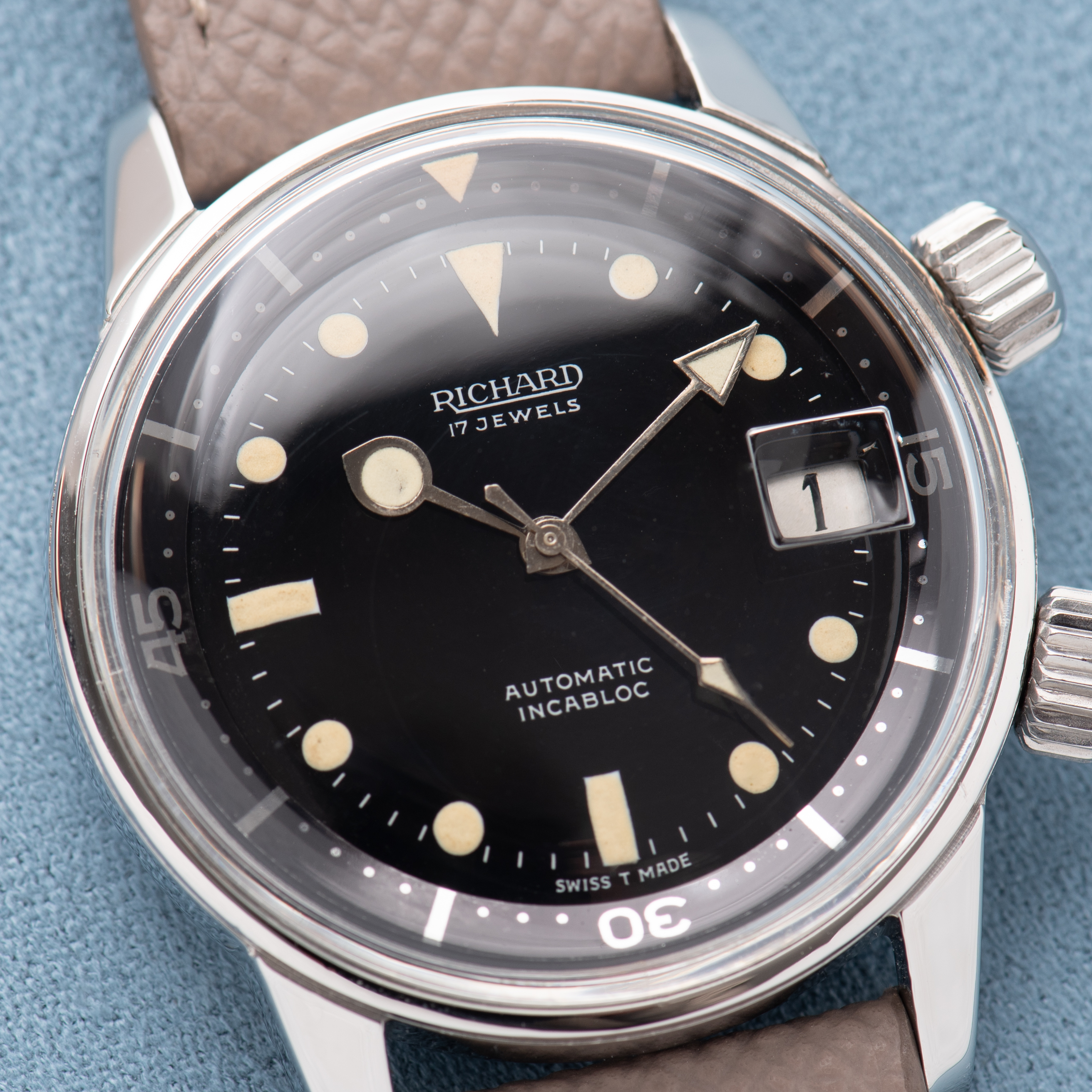 Zicht op Richard Super-Compresor Divers Black Gilt Dial Réf 8-65 from 1960