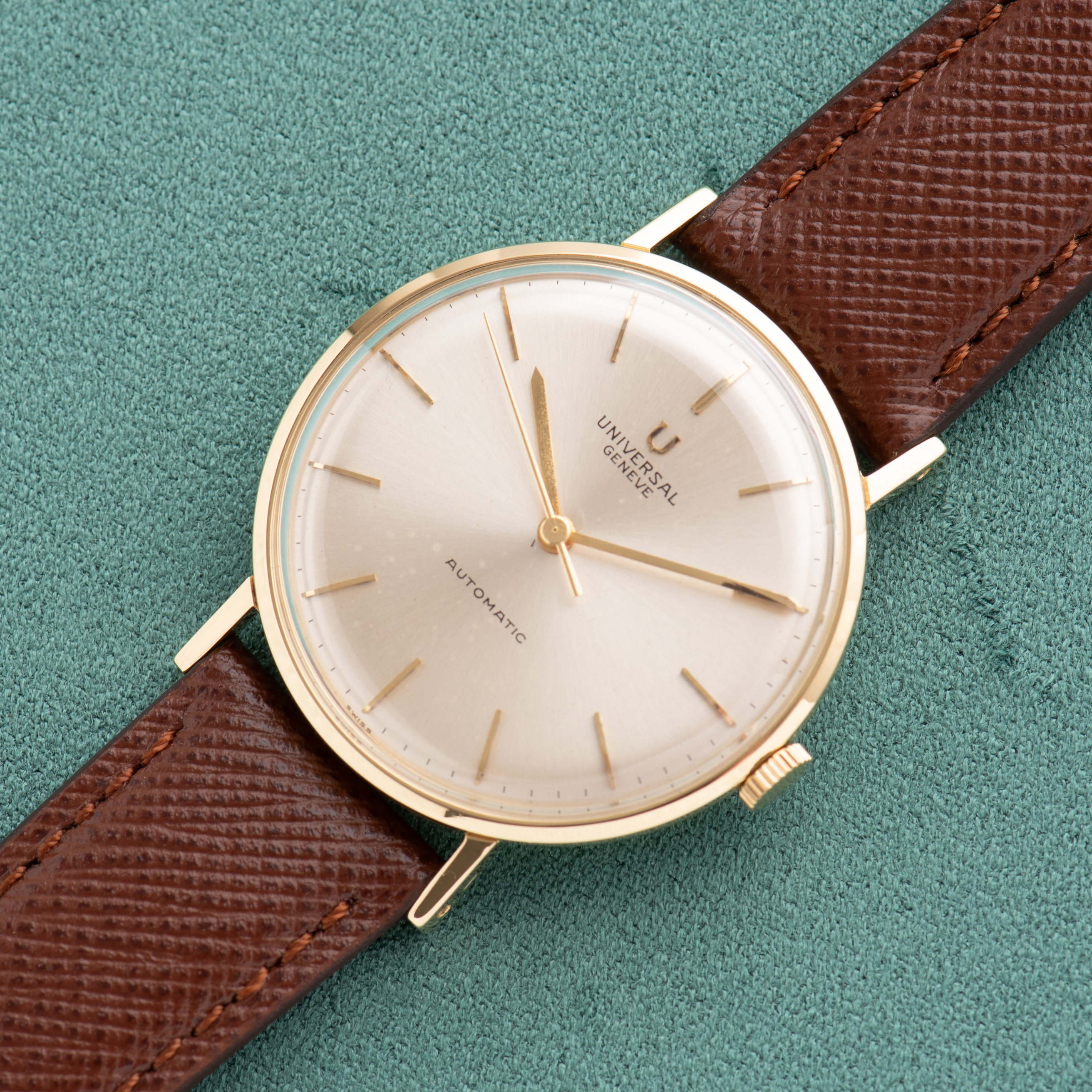 View of Universal Genève Automatic Micro-rotor cal 218-9 Gold 18K