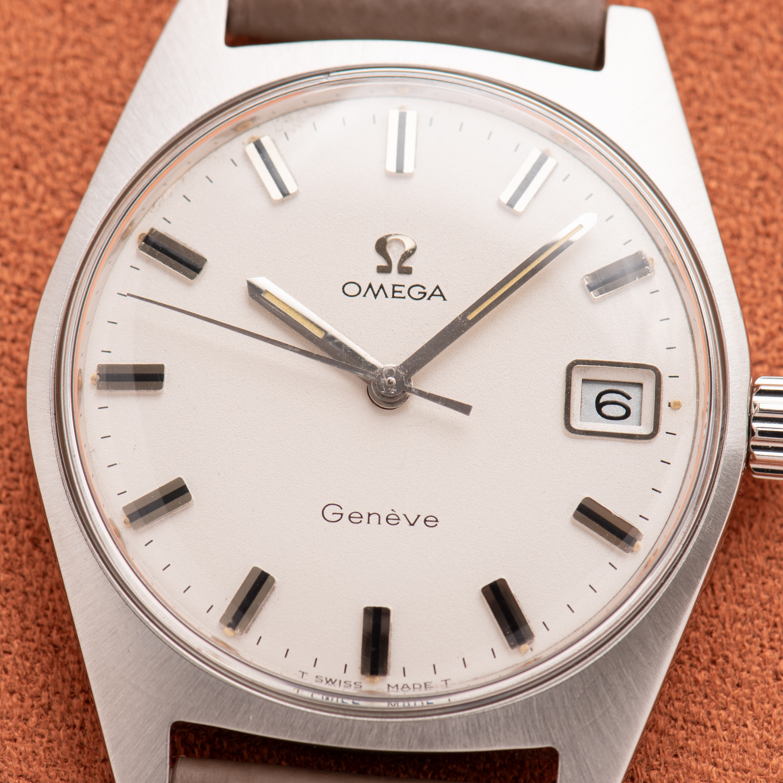 View of Omega Genève Creme Dial mécanique réf 136.041 from 1968