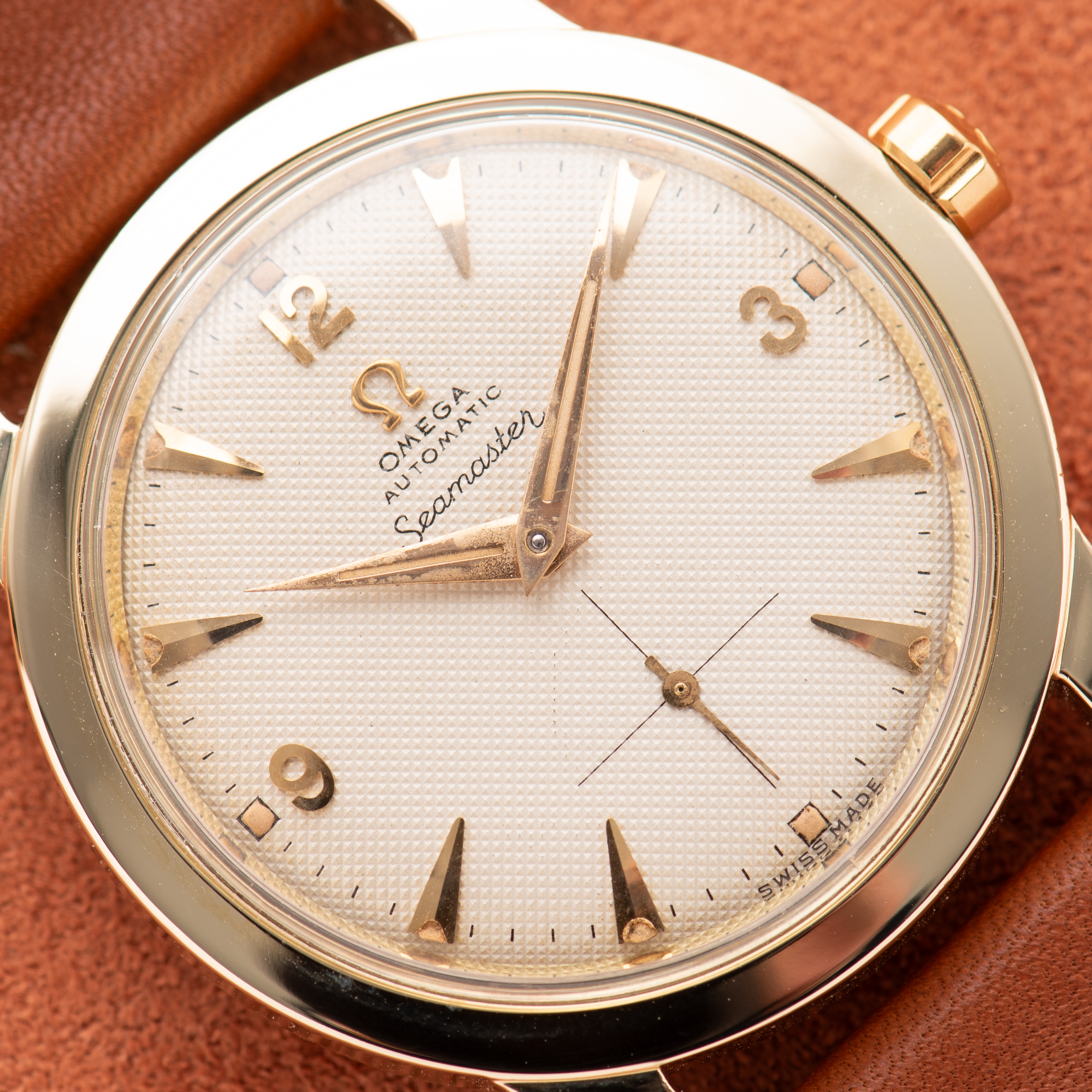 Vue de Omega Seamaster Automatic Bumper Beefy Lugs "Honeycomb dial" 1952 réf 2576-21