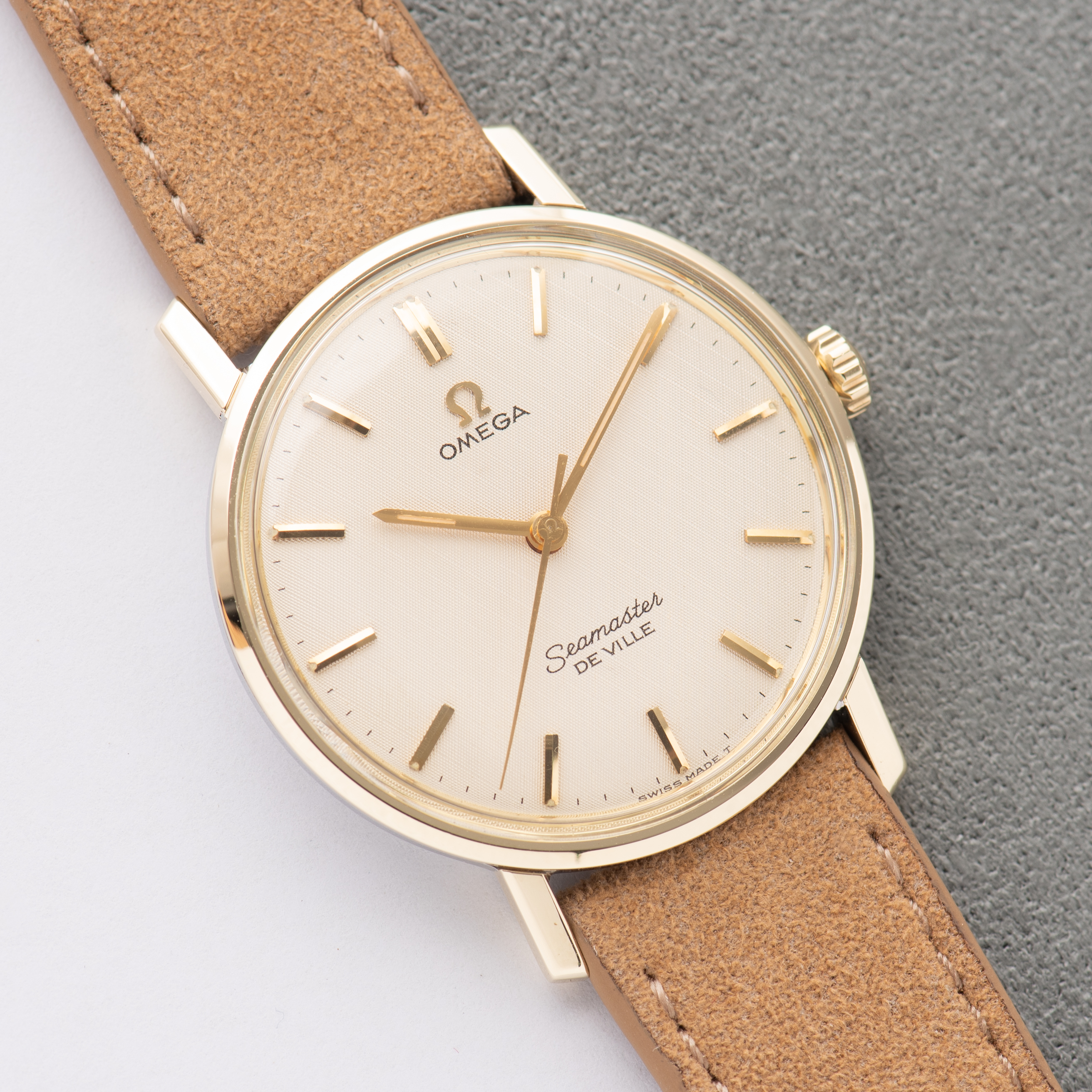 Zicht op Omega Seamaster De Ville "Linnen Dial" Cream Gold/Steel Ref 135.020 vanaf 1964