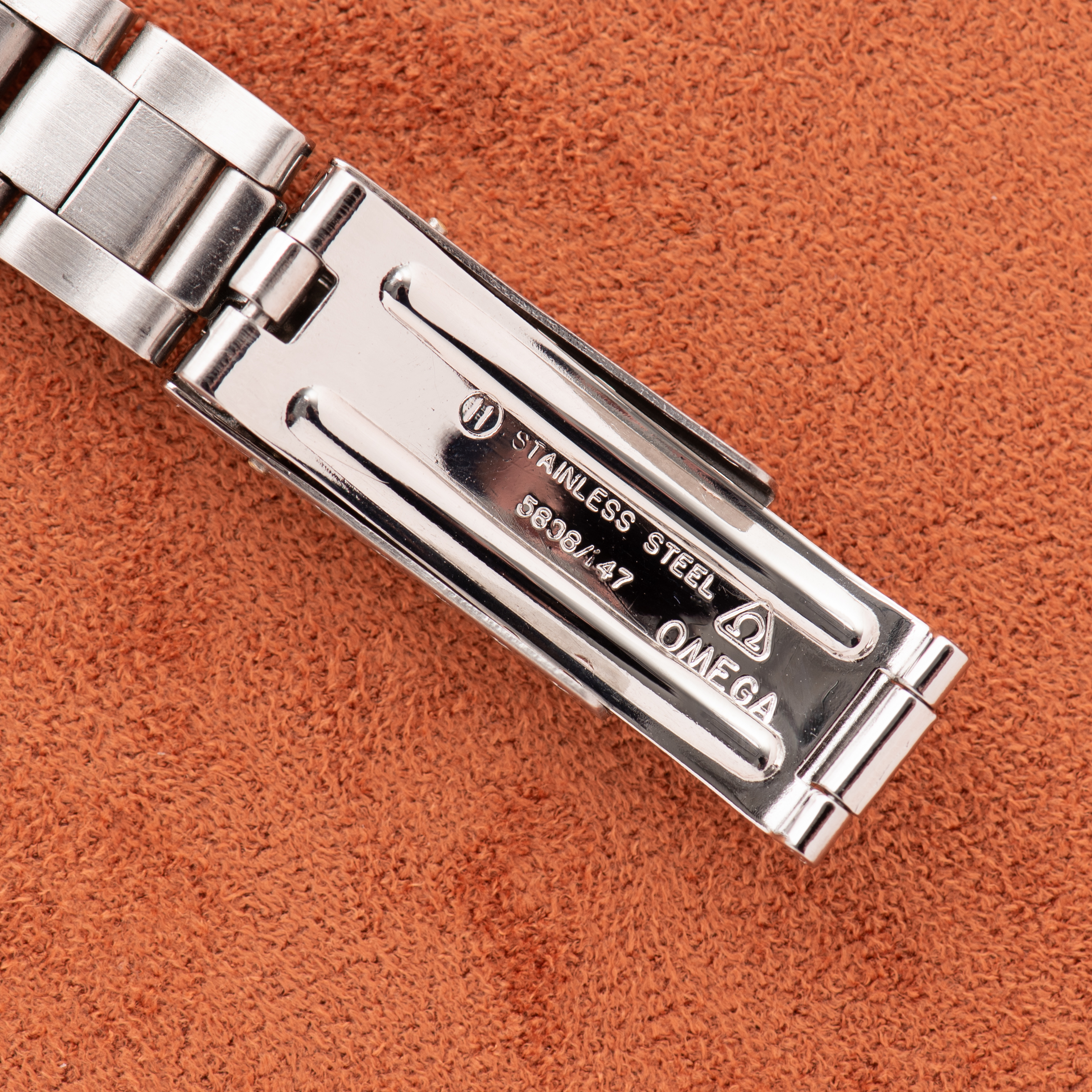 Vue de Omega Automatic Genève Dynamic Date White Racing dial Réf 566.015