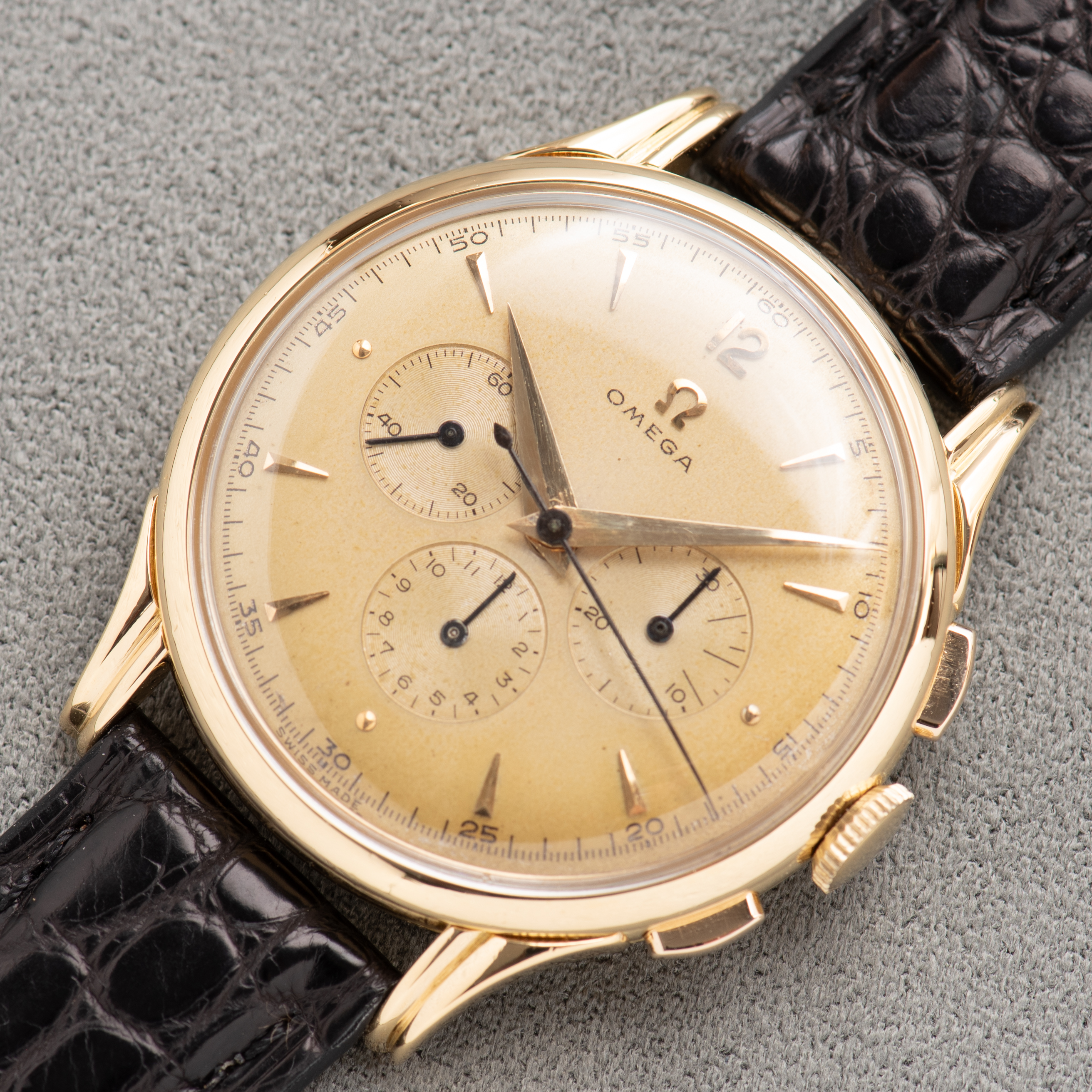 Vue de Omega Chronographe Jumbo Gold 18k Réf 2468 Cal 321 from 1952