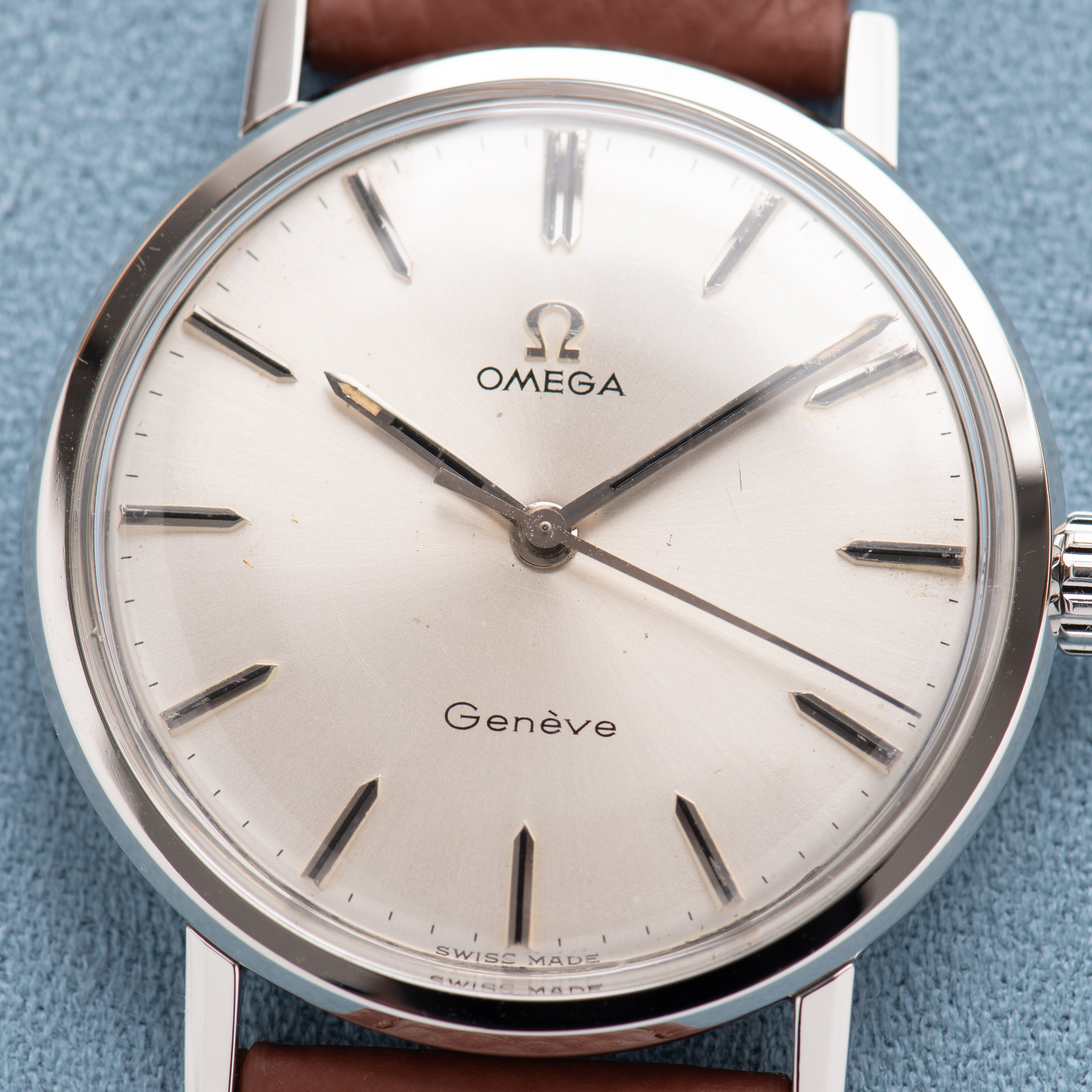 Zicht op Omega Dress Watch Centre Seconds Silver Dial ref 131.019 uit 1969