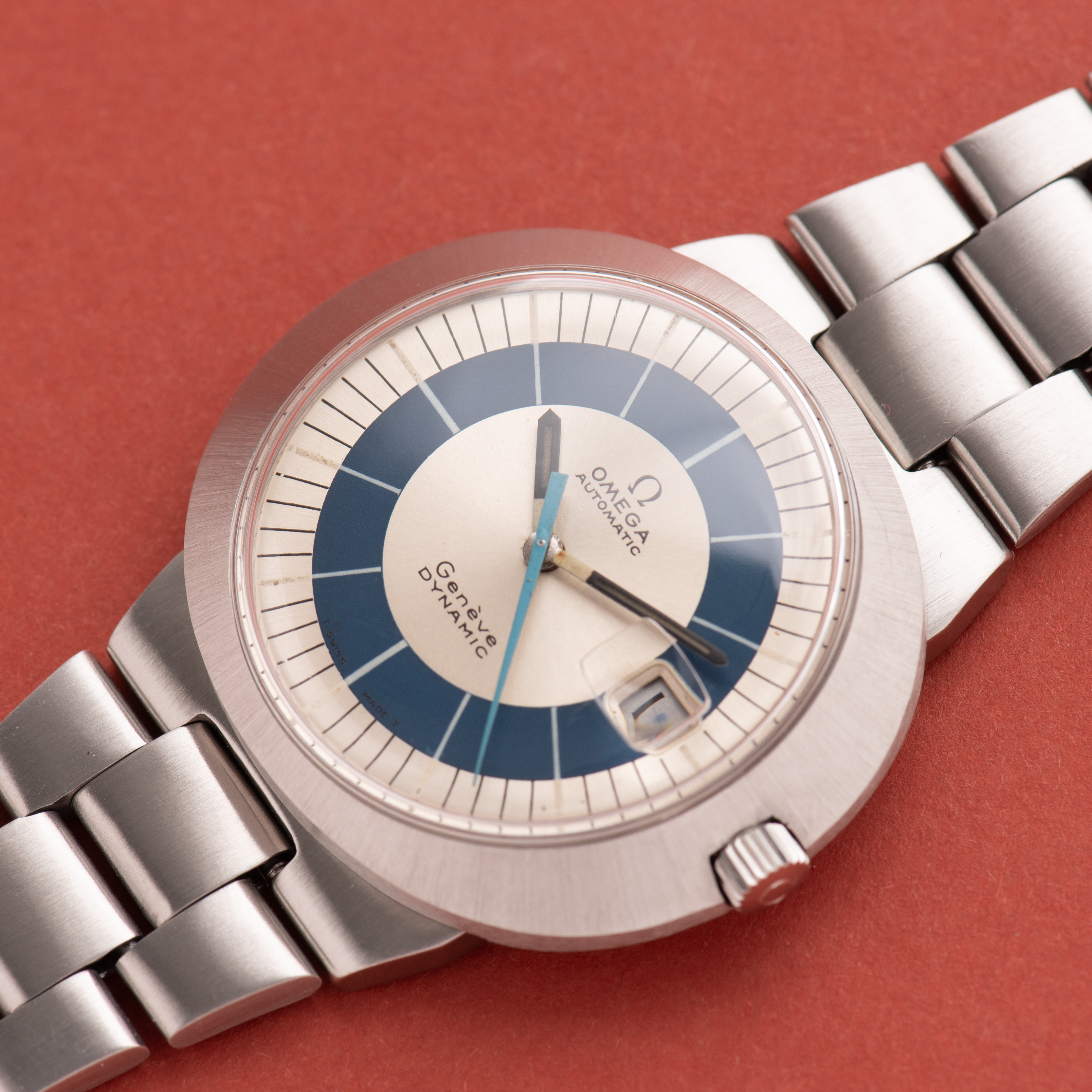 Zicht op Omega Genève Dynamic Automatic Blue Dial uit 1968 Ref 166.039