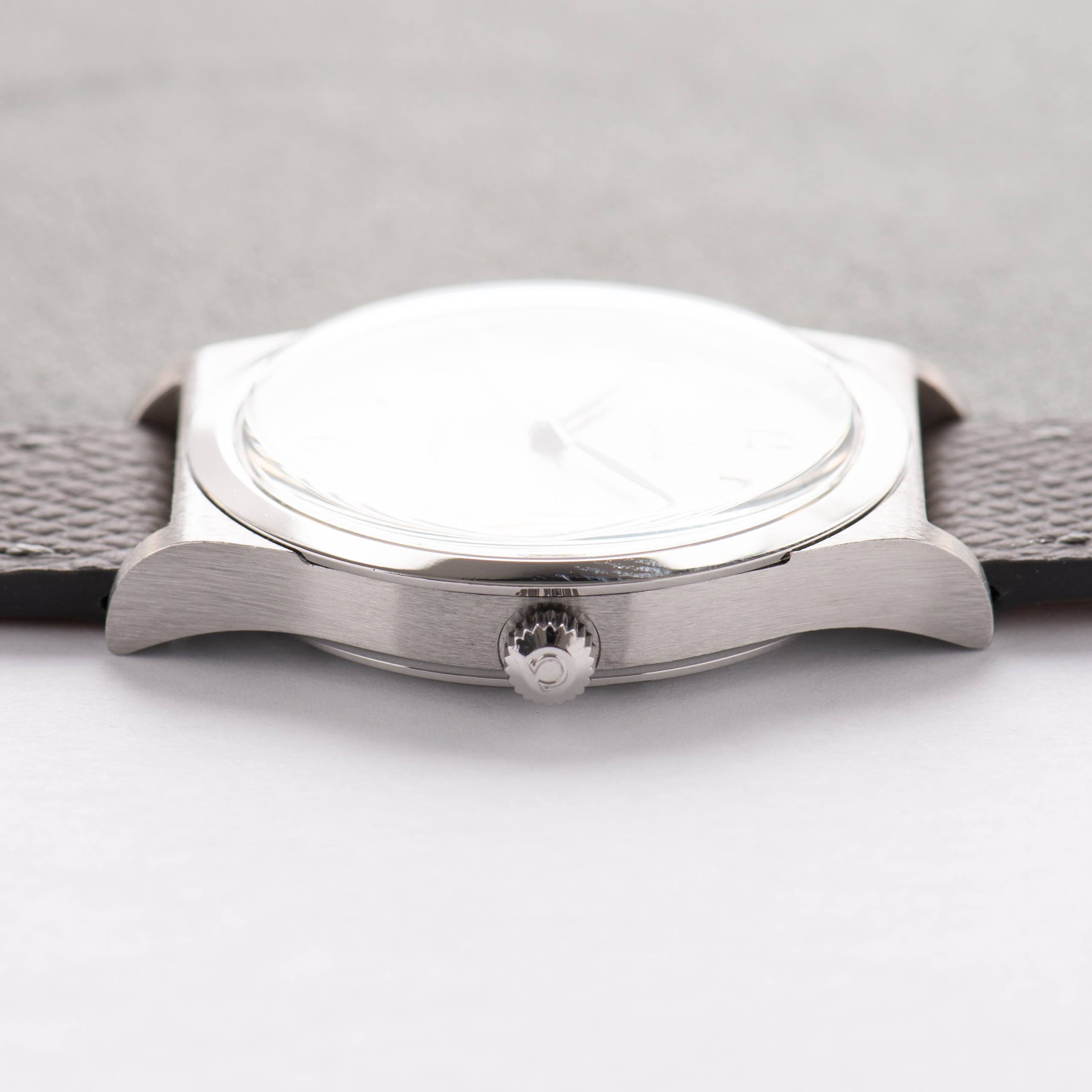 Vue de Omega Genève Mécanique Date Breguet Grey Dial Réf 136.0102 from 1975