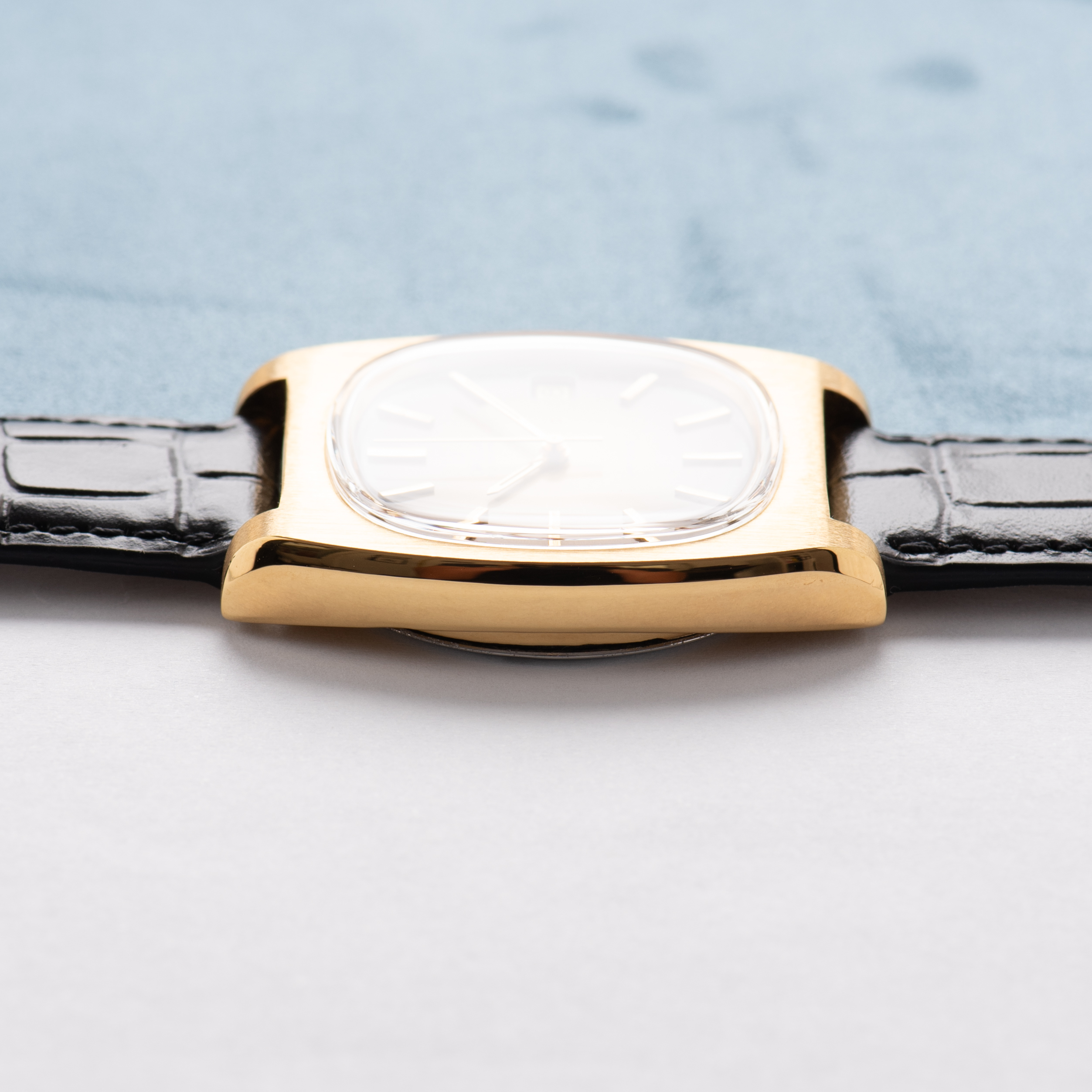 Zicht op Omega Genève Automatic Date Gold Plated – Calibre 1012 – Réf. 166.0190 – 1973