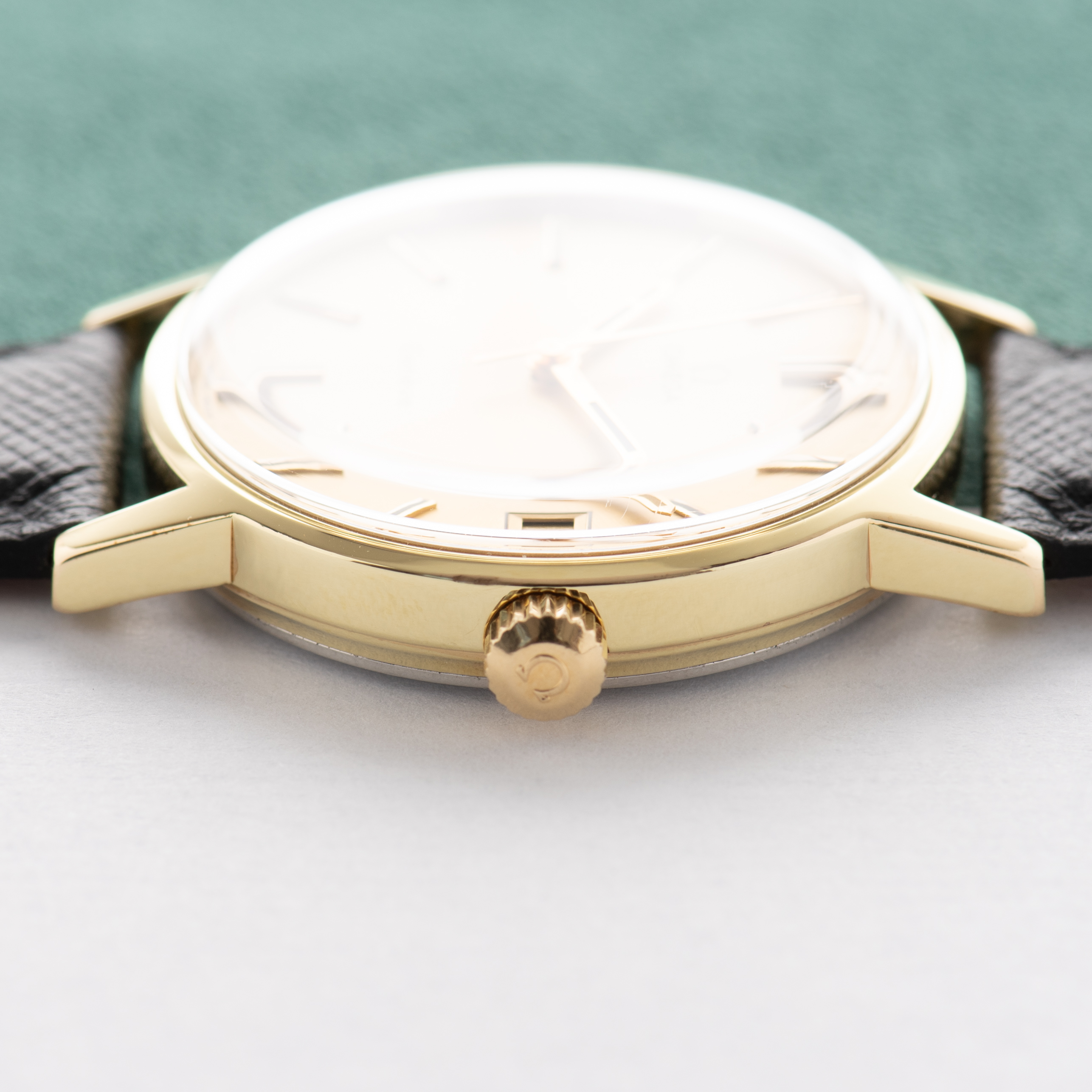 Zicht op Omega Genève Gouden wijzerplaat Ref 136.0099 uit 1972