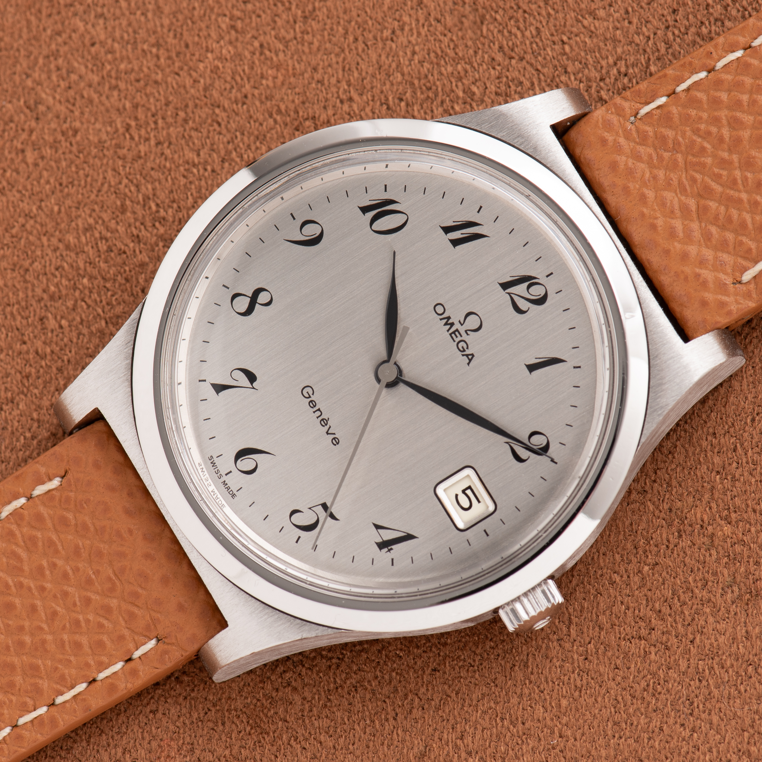 Zicht op Omega Geneva Mechanical Date Breguet Dial Ref 136.002 vanaf 1975