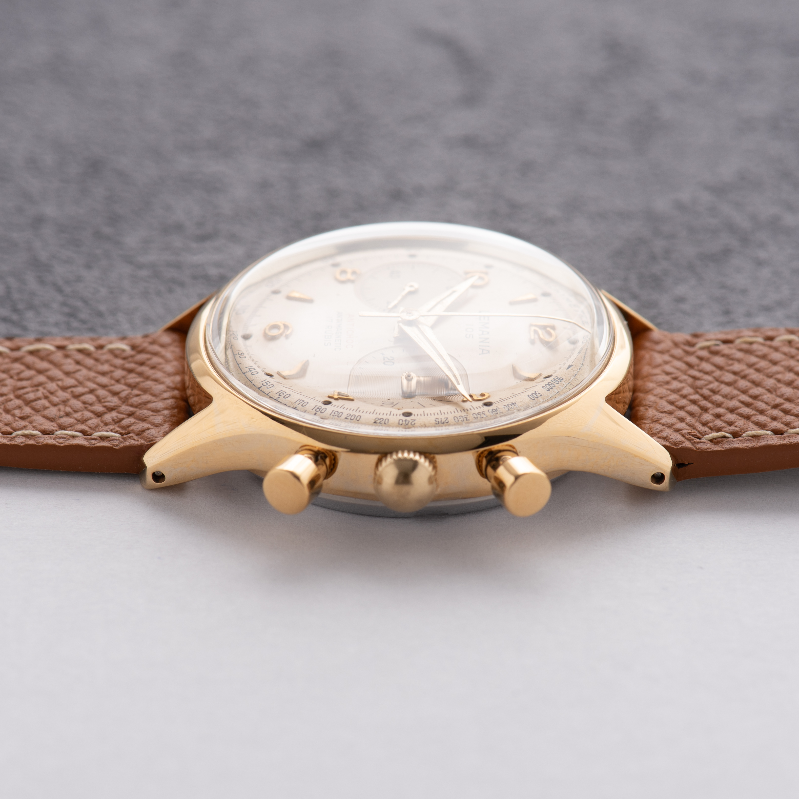 Zicht op Lemania 105 Antishock Antimagnetische Chronograaf Lemania 1275 uit 1960"
