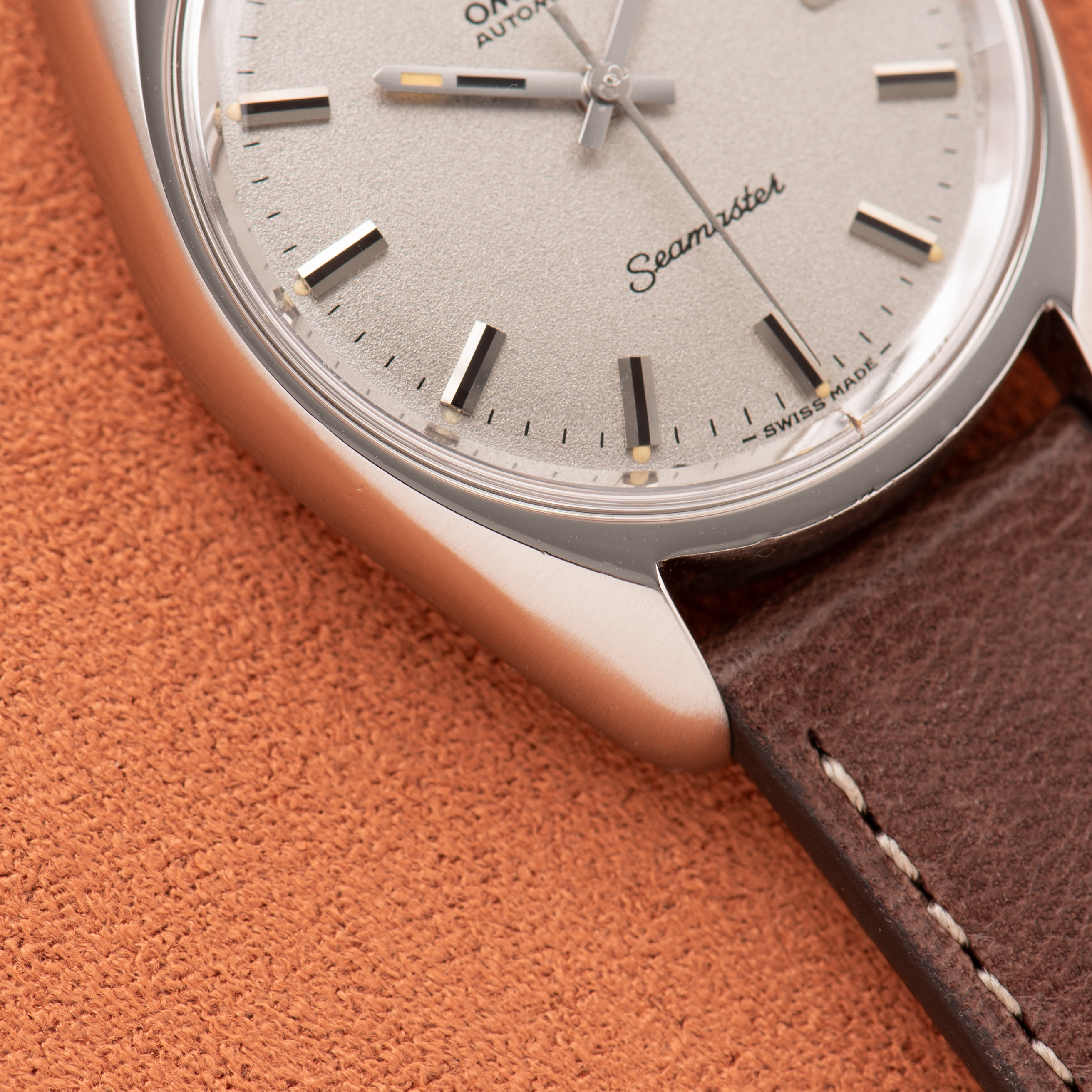 Zicht op Omega Automatic Seamaster Silver Pailleté Dial ref 166.067 uit 1970