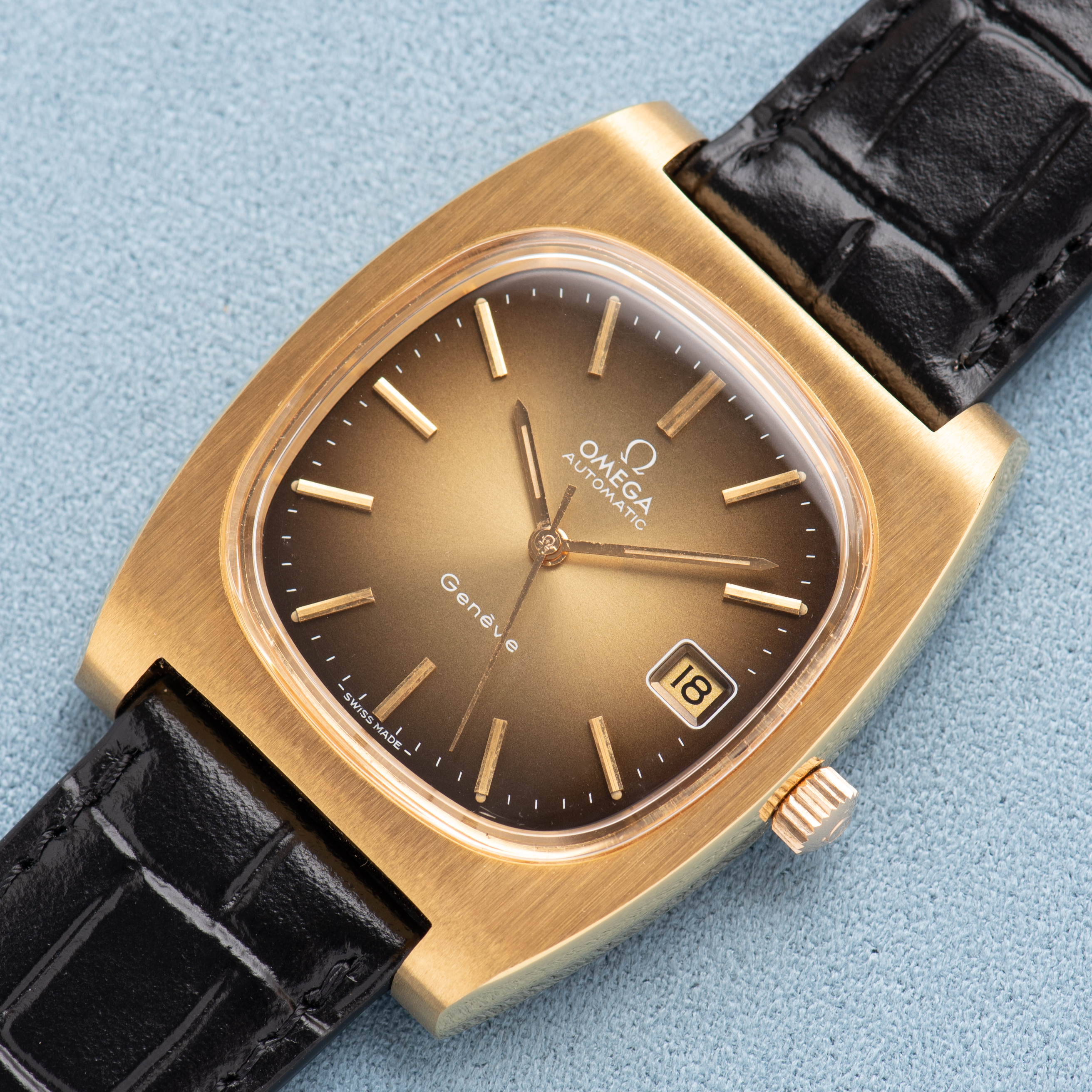 Zicht op Omega Genève Automatic Date Gold Plated – Calibre 1012 – Réf. 166.0190 – 1973
