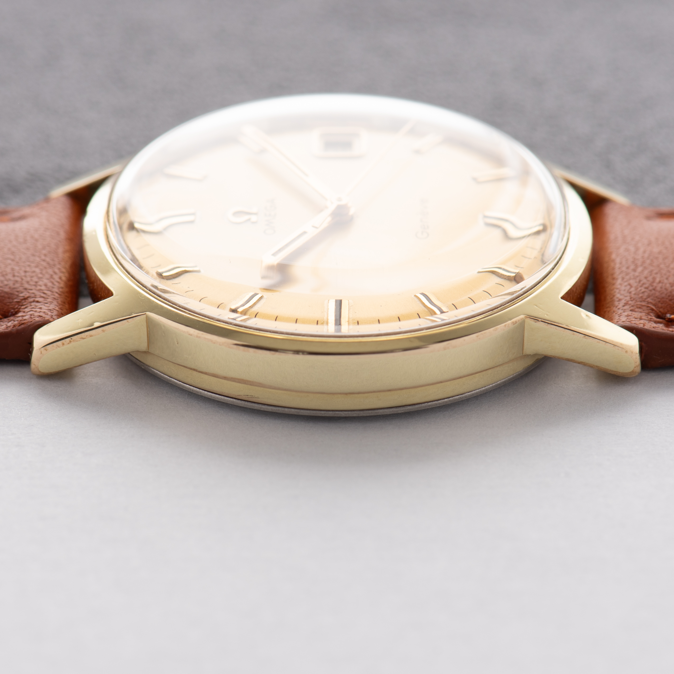 Vue de Omega Genève Date Gold dial Réf 136.070 from 1970
