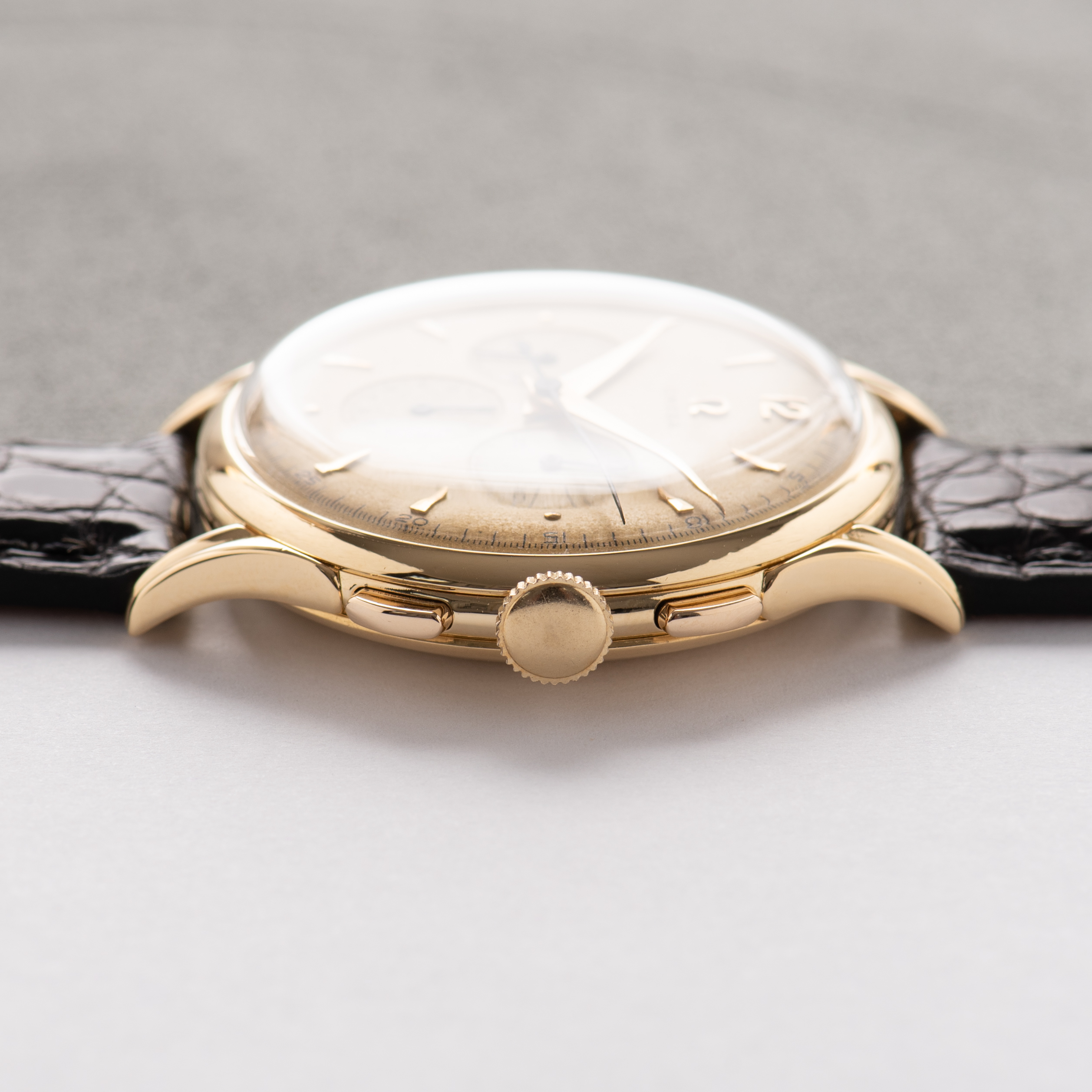 Vue de Omega Chronographe Jumbo Gold 18k Réf 2468 Cal 321 from 1952